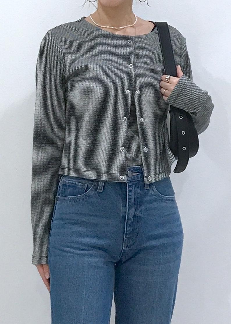 「アンサンブル、リボン、ワンハンドル、キャンバス、長袖、カーディガン、ラウンドネック、ブルー、デニム、フレア、十分丈、フレアパンツ、ブラック、パンプス、フラット」｜「VISのキャンバスコンビワンショルダーバッグ（ショルダーバッグ、ブラック系）」を使った、はっちゃんさん（レディース・159cm）の夏コーディネートの6枚目の写真