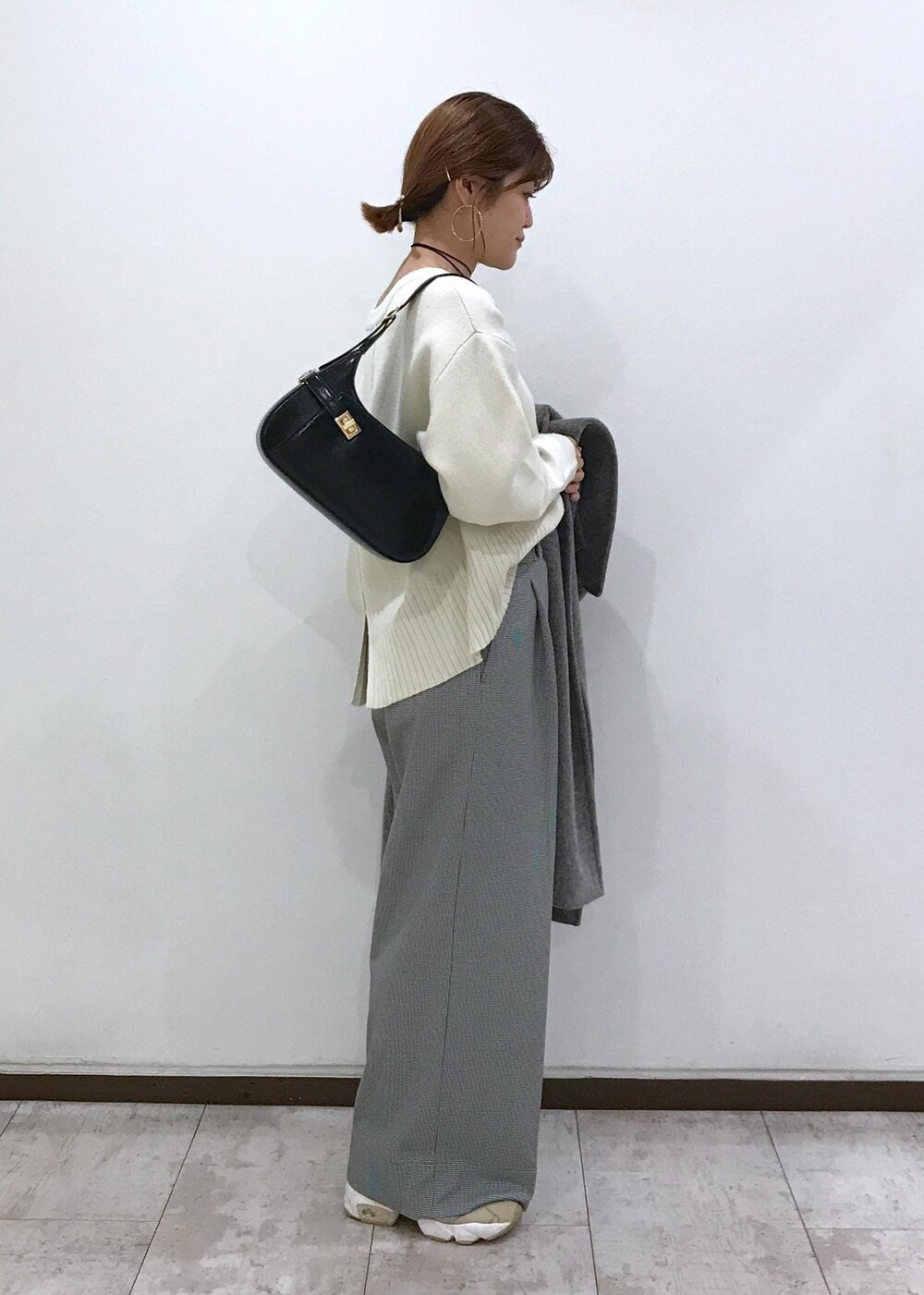 「ロングコート、コート、アウター、ウールコート、ニット、ワイドパンツ、スラックス、ワンハンドルバッグ、ワンハンドル、チョーカー、グレー、ホワイト、ブラック、初秋コーデ、秋コーデ」｜「VISのメタルポイントラリエット（ネックレス、シルバー系）」を使った、はっちゃんさん（レディース・159cm）の秋コーディネートの8枚目の写真