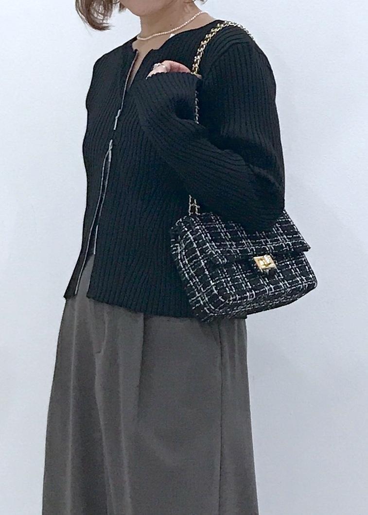 「アンサンブル、ツイード、ブラウン、パンプス、リボン、リボンパンプス、ミュール、ブラック、チェーン、チェーンバッグ、ニット、長袖、クルーネック、ワイド、十分丈」｜「Juzeのサテンリボンミュール（サンダル、ブラック系）」を使った、はっちゃんさん（レディース・159cm）の秋コーディネートの7枚目の写真