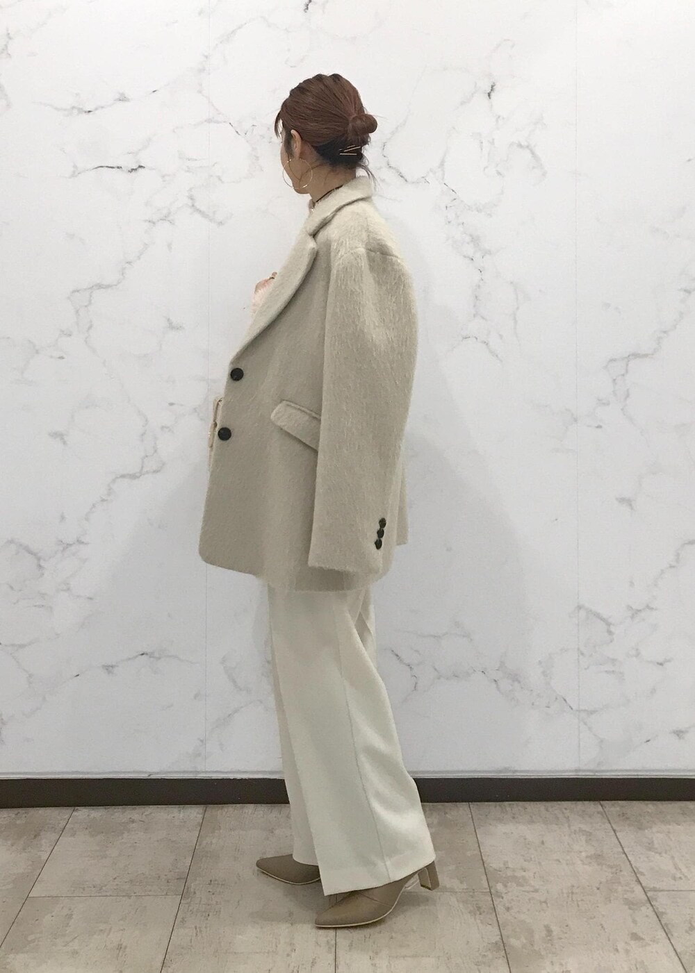 「きれいめカジュアル、ワイドパンツ、チョーカー、ホワイト、ベージュ、ピンク、冬アウター、淡色コーデ、初冬コーデ、冬コーデ、お仕事コーデ、授業参観日コーデ、デートコーデ、お出かけコーデ、旅行コーデ」｜「VISのメタルポイントラリエット（ネックレス、シルバー系）」を使った、はっちゃんさん（レディース・159cm）の冬コーディネートの5枚目の写真
