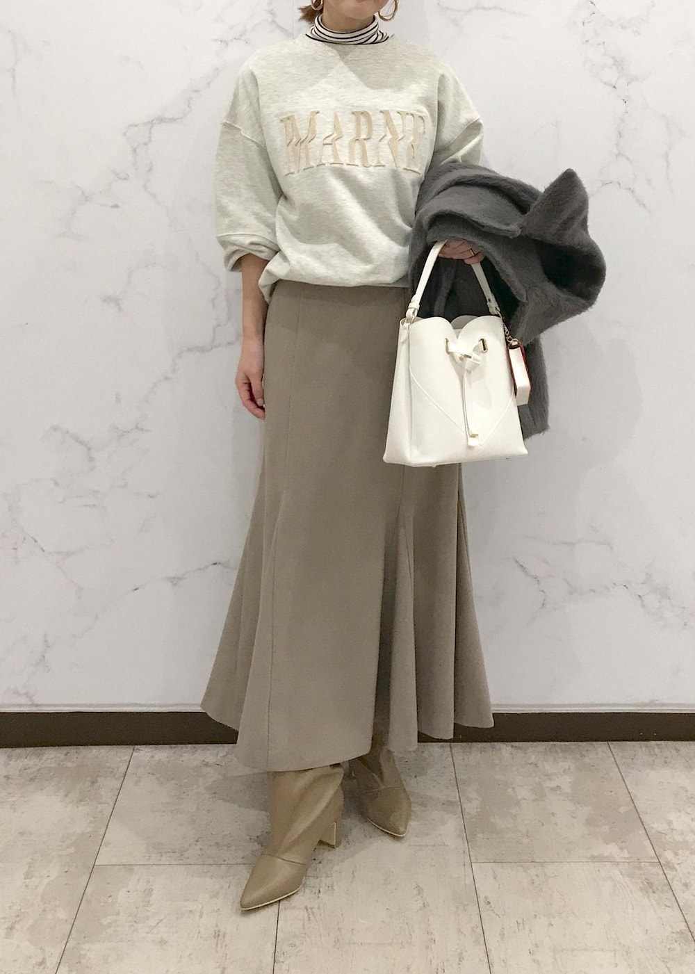 「キナリ、ボーダー、ベージュ、グレー、ホワイト、バッグチャーム、ワンハンドルバッグ、ハイネック、タートルネック、きれいめカジュアル、マーメイドスカート、25_2w_MD_pickup、初春コーデ、初冬コーデ、冬コーデ」｜「VISのオーバルメタルフープピアス（ピアス（両耳用）、ゴールド系）」を使った、はっちゃんさん（レディース・159cm）の冬コーディネートの6枚目の写真