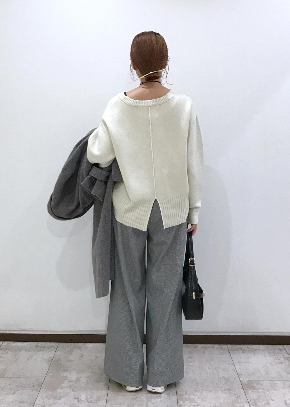 「ロングコート、コート、アウター、ウールコート、ニット、ワイドパンツ、スラックス、ワンハンドルバッグ、ワンハンドル、チョーカー、グレー、ホワイト、ブラック、初秋コーデ、秋コーデ」｜「VISのメタルポイントラリエット（ネックレス、シルバー系）」を使った、はっちゃんさん（レディース・159cm）の秋コーディネートの7枚目の写真