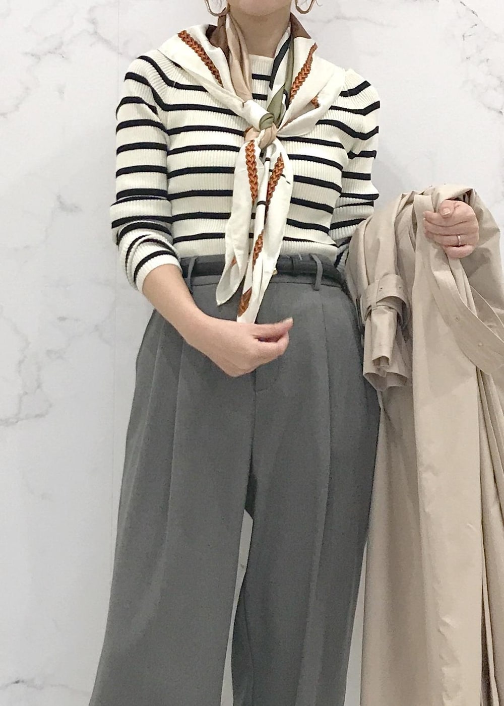 「きれいめカジュアル、スカーフ、スカーフアレンジ、スカーフスタイル、VISスカーフスタイリング、初春コーデ、春コーデ、お仕事コーデ、授業参観日コーデ、デートコーデ、お出かけコーデ、旅行コーデ、女子会コーデ、大人カジュアル、レイヤード」｜「VISのオーバルメタルフープピアス（ピアス（両耳用）、ゴールド系）」を使った、はっちゃんさん（レディース・159cm）の冬コーディネートの9枚目の写真
