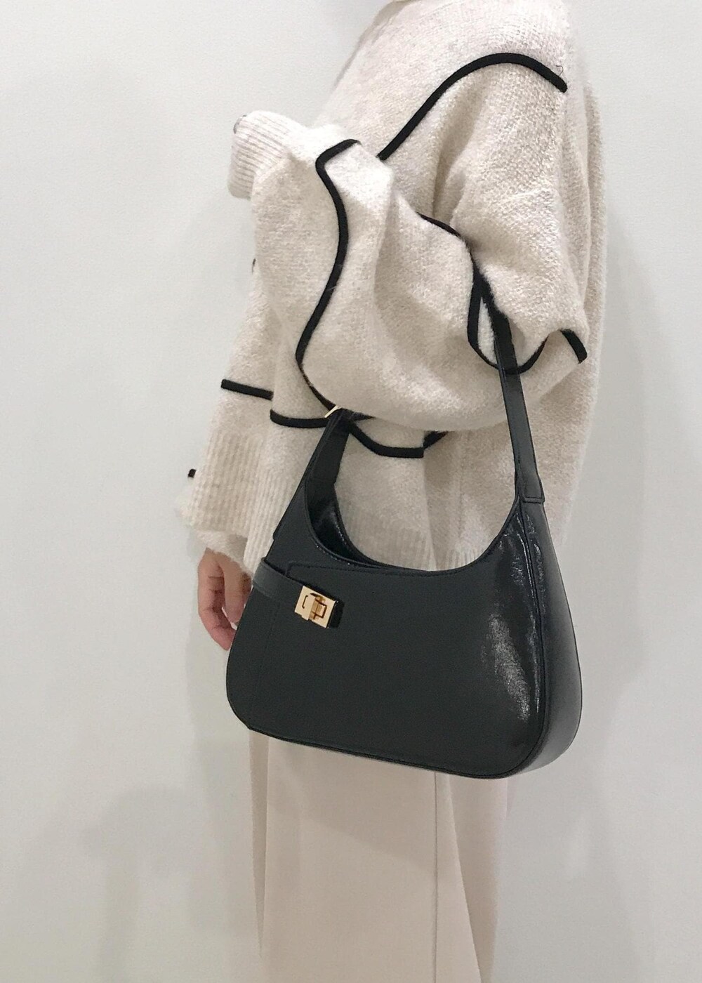 「きれいめカジュアル、忘年会、ホワイトコーデ、ニット、ワイドパンツ、ワンハンドルバッグ、ショートブーツ、リボン、パール、ボア、ホワイト、ブラック、ブラウン、秋コーデ、初冬コーデ」｜「VISのオーバルメタルフープピアス（ピアス（両耳用）、ゴールド系）」を使った、はっちゃんさん（レディース・159cm）の冬コーディネートの8枚目の写真