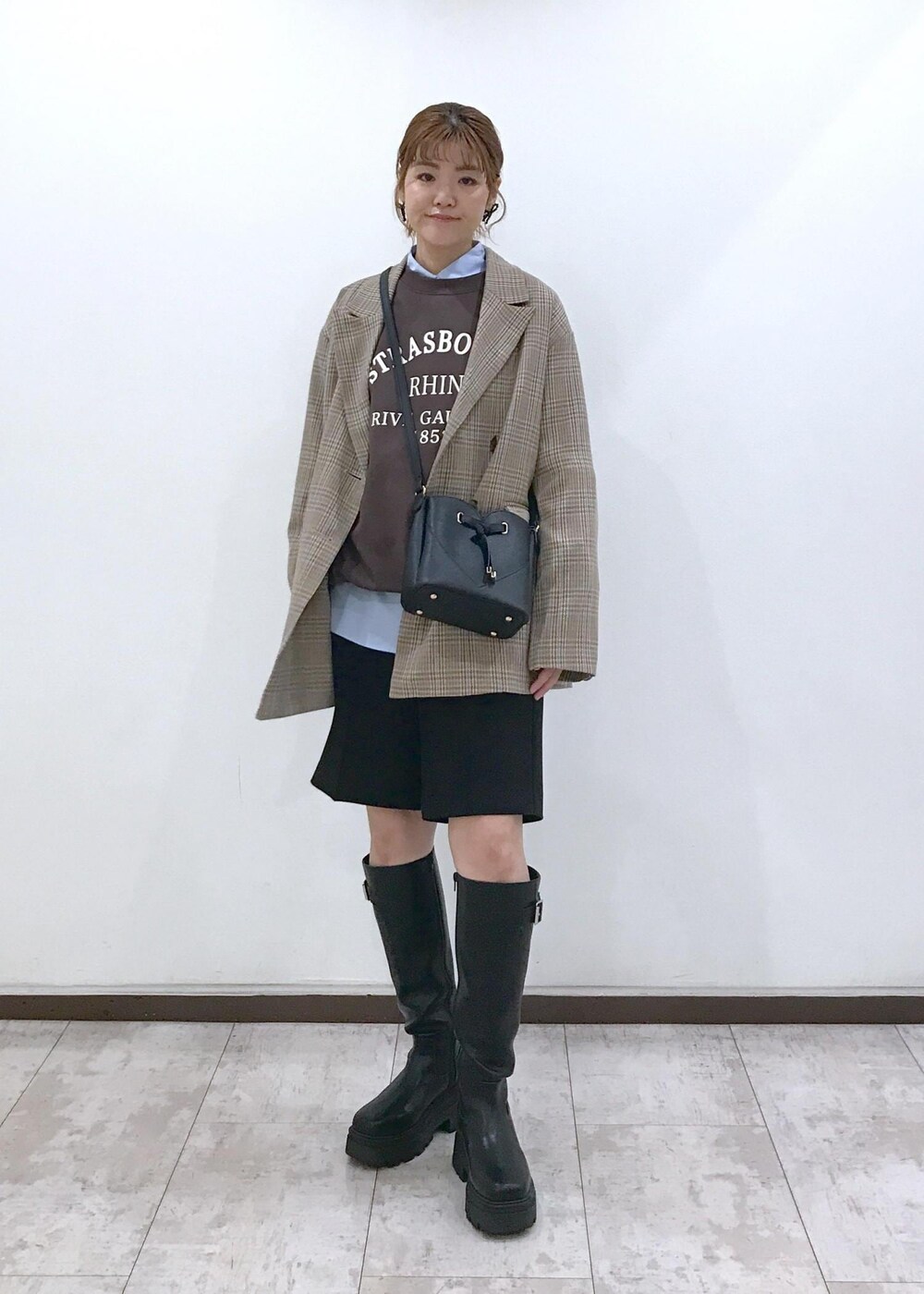 「ブラウン、スウェット、ブラック、ハーフパンツ、ロングブーツ、ブルー、シャツ、プリーツ、チェック、ジャケット、リボンピアス、リボン、初秋コーデ、秋コーデ、初冬コーデ」｜「VISのビーズリボンピアス（ピアス（両耳用）、ブラック系）」を使った、はっちゃんさん（レディース・159cm）の秋コーディネートの9枚目の写真
