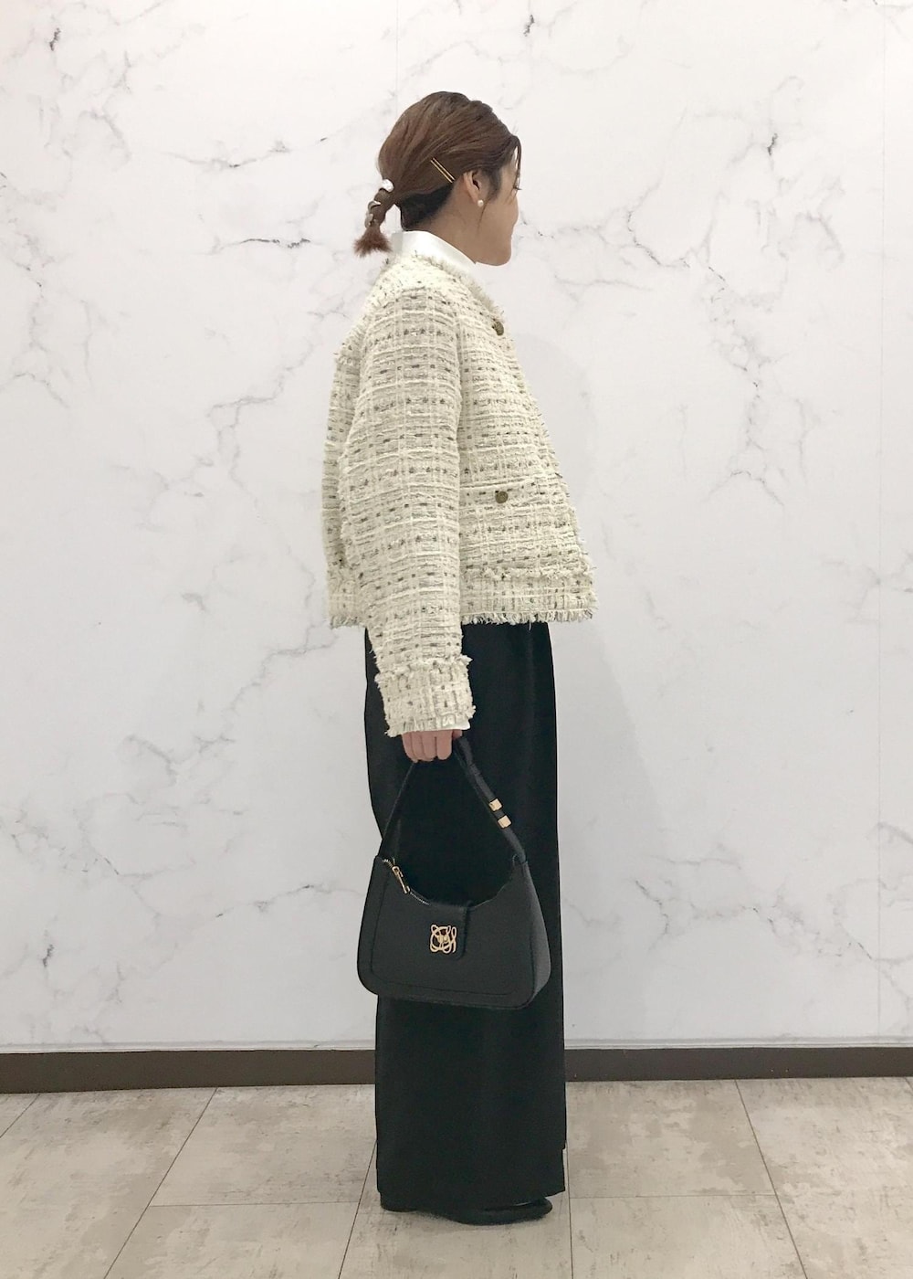 「セレモニー、ハレの日、初春コーデ、春コーデ、お仕事コーデ、セレモニーコーデ、卒業式コーデ、卒園式コーデ、入学式コーデ、入園式コーデ、パンツスタイル、体型カバー、ワントーンコーデ、モノトーンコーデ、シンプルコーデ」｜「VISの【新色追加】ハンドルリボンワンショルダーバッグ（ハンドバッグ、ブラック系）」を使った、はっちゃんさん（レディース・159cm）の冬コーディネートの4枚目の写真