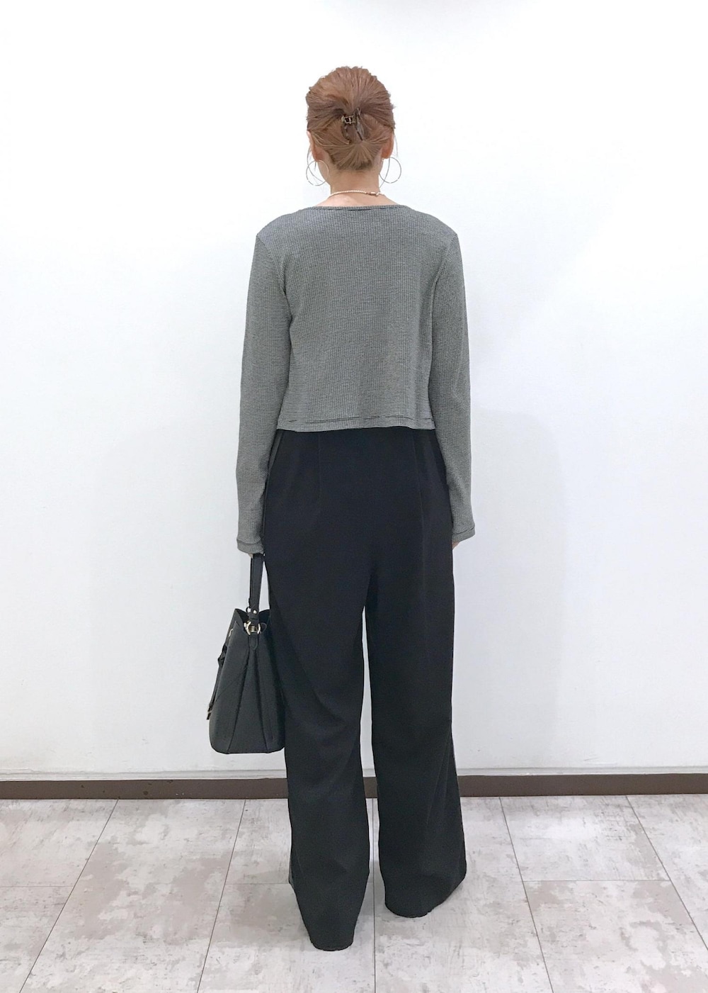 「ハートバッグ、カーディガン、セール、アンサンブル、ブラック、ショルダーバッグ、ショルダー、ハート、ワンハンドル、長袖、ラウンドネック、ワイド、オールインワン、サロペット、オーバーオール」｜「VISの【洗える】カップ付きバックオープンキャミソール（キャミソール、ホワイト系）」を使った、はっちゃんさん（レディース・159cm）の夏コーディネートの3枚目の写真