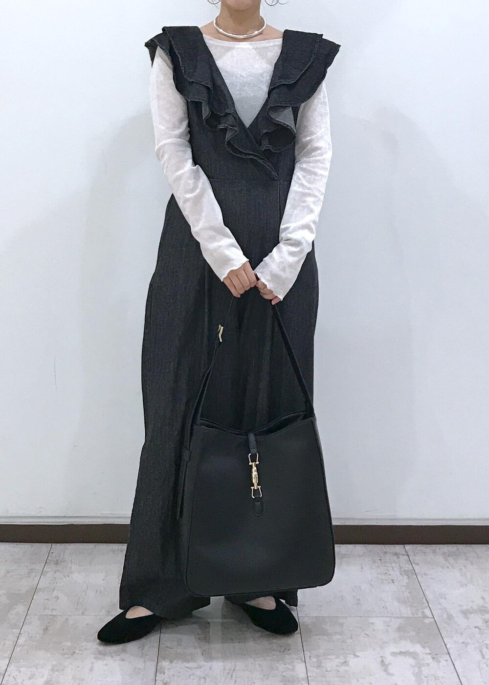 「ベロア、シアーベロア、シアーベロアロンT、ブラック、ホワイト、長袖、カットソー、パンツ、ワイド、十分丈、オールインワン、サロペット、オーバーオール、初秋コーデ、秋コーデ」｜「VISの【洗える】カップ付きバックオープンキャミソール（キャミソール、ブラック系）」を使った、はっちゃんさん（レディース・159cm）の秋コーディネートの8枚目の写真