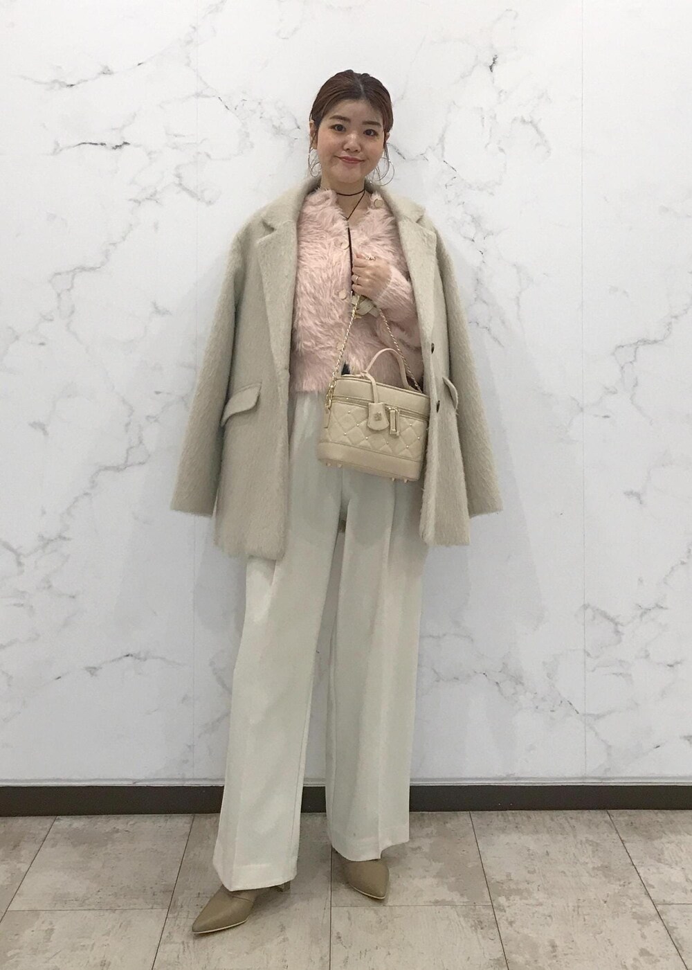 「きれいめカジュアル、ワイドパンツ、チョーカー、ホワイト、ベージュ、ピンク、冬アウター、淡色コーデ、初冬コーデ、冬コーデ、お仕事コーデ、授業参観日コーデ、デートコーデ、お出かけコーデ、旅行コーデ」｜「VISのメタルポイントラリエット（ネックレス、シルバー系）」を使った、はっちゃんさん（レディース・159cm）の冬コーディネートの4枚目の写真