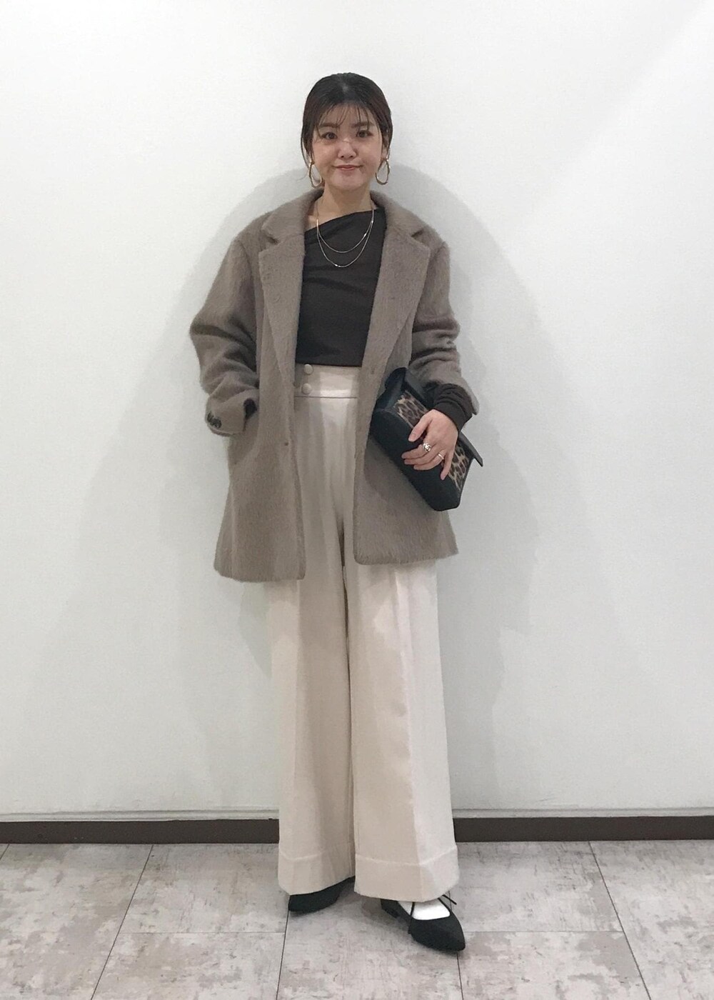 「きれいめカジュアル、忘年会、新年会、ブラウン、ホワイト、レオパード、ブラック、初冬コーデ、冬コーデ、お仕事コーデ、デートコーデ、お出かけコーデ、旅行コーデ、お正月・初詣コーデ、女子会コーデ」｜「VISのオーバルメタルフープピアス（ピアス（両耳用）、ゴールド系）」を使った、はっちゃんさん（レディース・159cm）の冬コーディネートの10枚目の写真