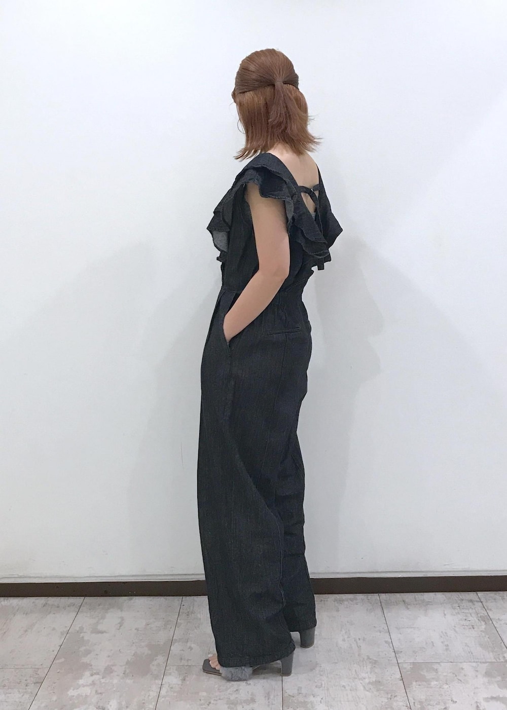 「アンサンブル、ファーサンダル、ミニバッグ、ブラック、デニム、ワイド、オールインワン、サンダル、初秋コーデ、デートコーデ、お出かけコーデ、旅行コーデ、大人カジュアル、パンツスタイル、体型カバー」｜「VISのメタルメッシュ巾着ショルダーバッグ（ショルダーバッグ、ゴールド系）」を使った、はっちゃんさん（レディース・159cm）の夏コーディネートの2枚目の写真