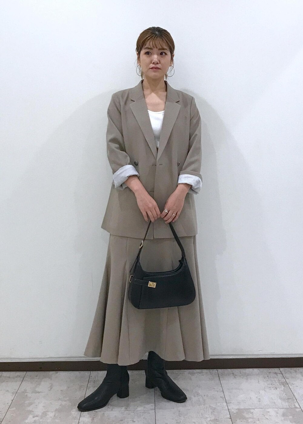 「ジャケット、羽織り、マーメイドスカート、ワンハンドル、ショートブーツ、ヒール、ベージュ、ホワイト、ブラック、初秋コーデ、秋コーデ、初冬コーデ、お仕事コーデ、デートコーデ、お出かけコーデ」｜「VISの【洗える】カップ付きバックオープンキャミソール（キャミソール、ホワイト系）」を使った、はっちゃんさん（レディース・159cm）の秋コーディネートの5枚目の写真