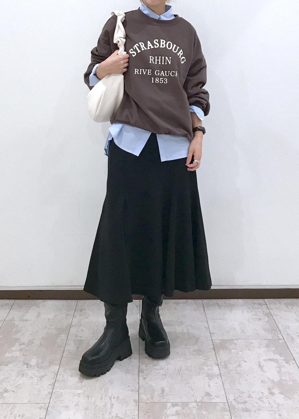 「ブラウン、ブルー、ブラック、ホワイト、マーメイドスカート、プリーツ、初秋コーデ、秋コーデ、初冬コーデ、デートコーデ、お出かけコーデ、旅行コーデ、女子会コーデ、大人カジュアル、レイヤード」｜「VISのビーズリボンピアス（ピアス（両耳用）、ブラック系）」を使った、はっちゃんさん（レディース・159cm）の秋コーディネートの5枚目の写真