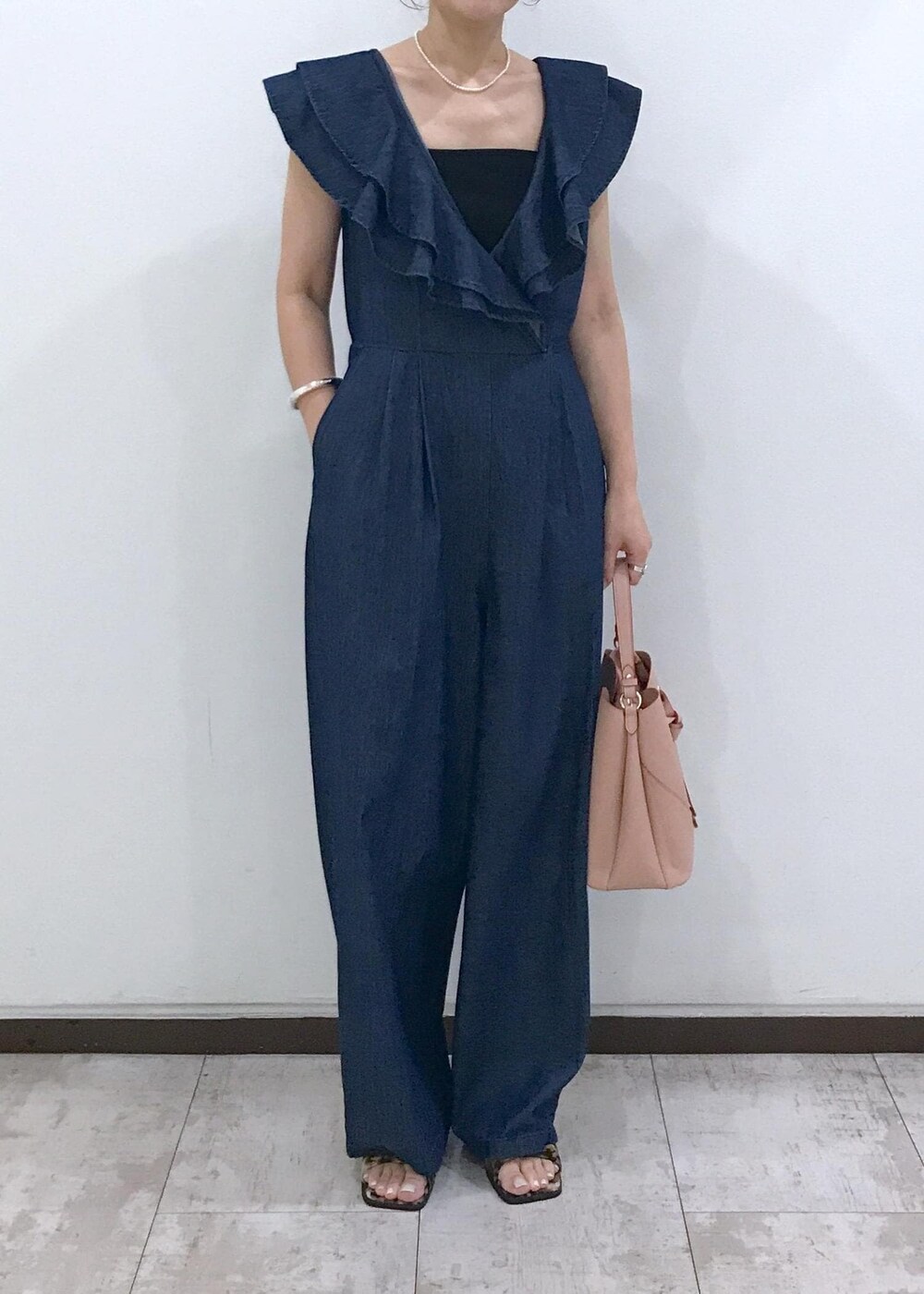 「ハートバッグ、ワンハンドル、フラットサンダル、リボンサンダル、レオパード、ショルダーバッグ、ピンク、デニム、ネイビー、ワイド、オールインワン、サロペット、ブラック、夏コーデ、初秋コーデ」｜「Juzeのダブルサテンリボンサンダル（サンダル、その他）」を使った、はっちゃんさん（レディース・159cm）の夏コーディネートの5枚目の写真
