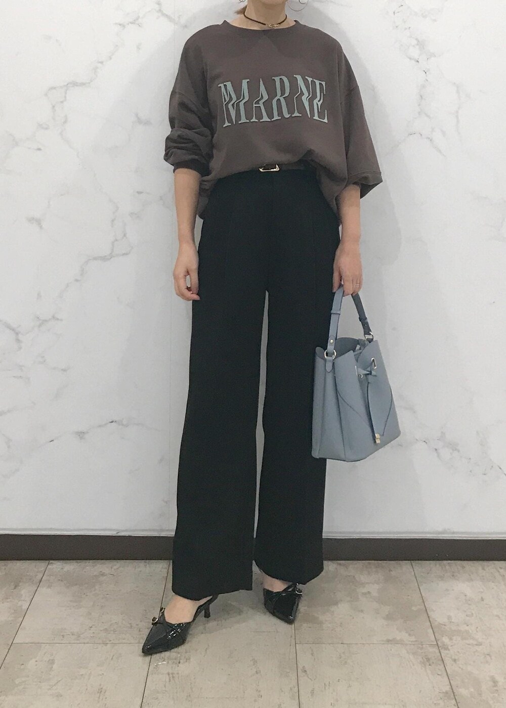 「きれいめカジュアル、スウェット、初春コーデ、春コーデ、授業参観日コーデ、デートコーデ、お出かけコーデ、旅行コーデ、女子会コーデ、大人カジュアル、パンツスタイル、体型カバー、カジュアルコーデ、シンプルコーデ、ベーシック」｜「VISのニュアンスハートチョーカー（チョーカー、ゴールド系）」を使った、はっちゃんさん（レディース・159cm）の冬コーディネートの6枚目の写真