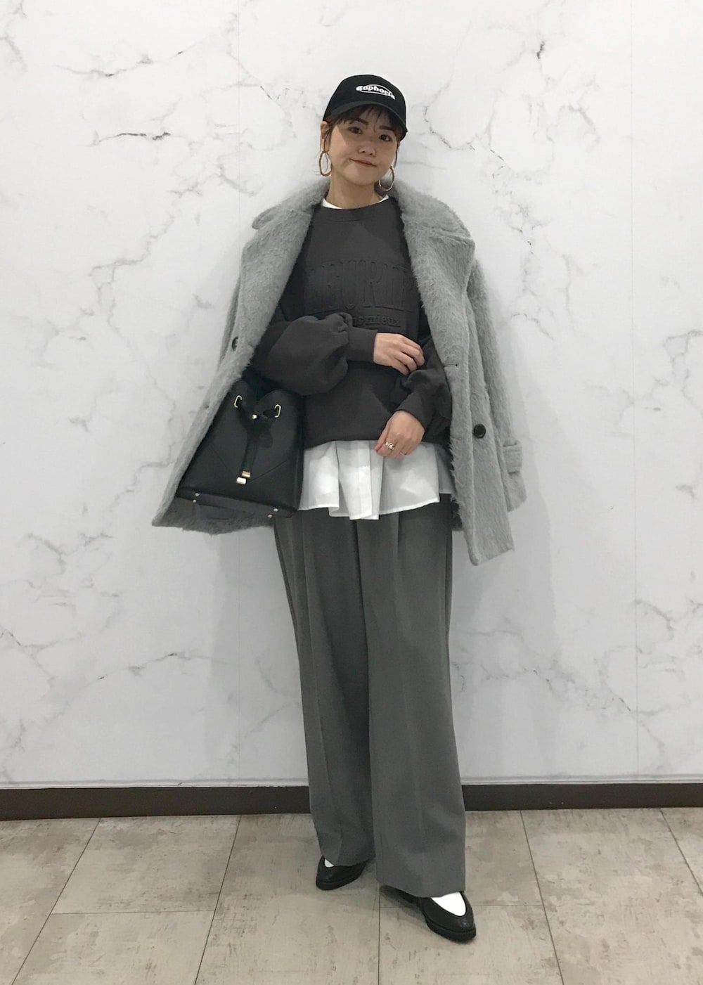 「きれいめカジュアル、モノトーン、ワントーン、初冬コーデ、冬コーデ、お出かけコーデ、旅行コーデ、女子会コーデ、大人カジュアル、レイヤード、パンツスタイル、体型カバー、ワントーンコーデ、モノトーンコーデ、カジュアルコーデ」｜「Juzeの【HARUTA】ポインテッドトゥローファー【抗菌防臭】（ローファー、ブラック系）」を使った、はっちゃんさん（レディース・159cm）の冬コーディネートの5枚目の写真