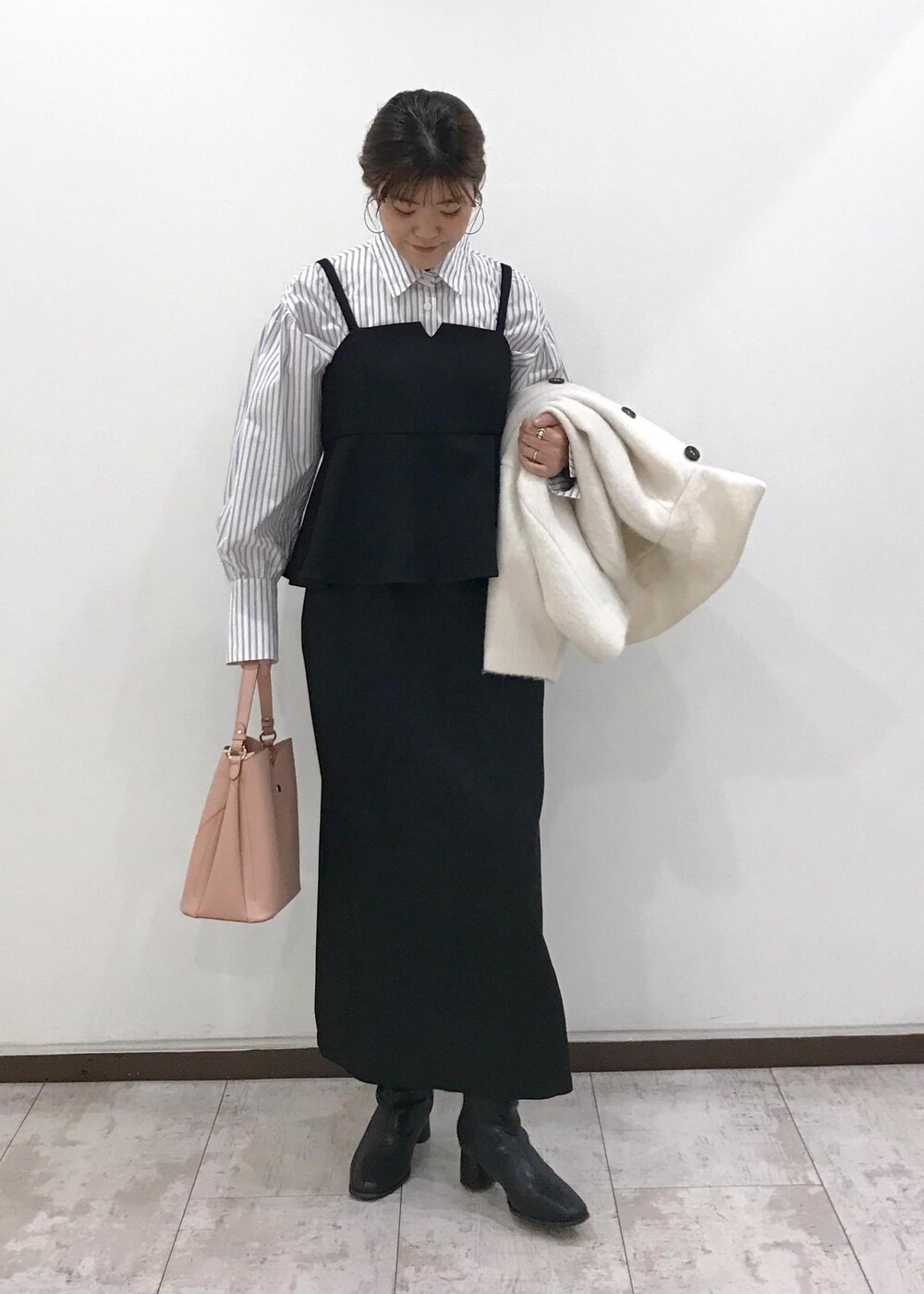 「羽織り、コート、ショートコート、シャギー、キャミワンピ、ペプラム、シャツ、ストライプ、ブラック、ホワイト、ピンク、ショートブーツ、ヒール、ハートバッグ、ブルべ冬」｜「VISの【ご好評につき追加生産】【2WAY】ハートカットバッグ（ショルダーバッグ、ピンク系）」を使った、はっちゃんさん（レディース・159cm）の秋コーディネートの9枚目の写真