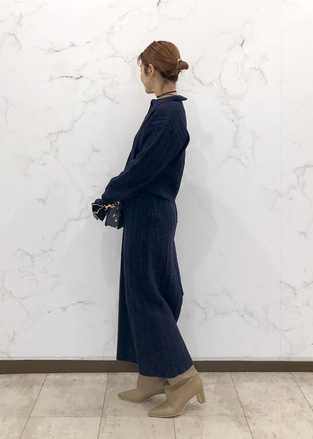 「きれいめカジュアル、ケーブルニット、花柄、ネイビー、ホワイト、ベージュ、初春コーデ、初冬コーデ、冬コーデ、お仕事コーデ、デートコーデ、お出かけコーデ、旅行コーデ、女子会コーデ、大人カジュアル」｜「VISのメタルポイントラリエット（ネックレス、シルバー系）」を使った、はっちゃんさん（レディース・159cm）の冬コーディネートの3枚目の写真