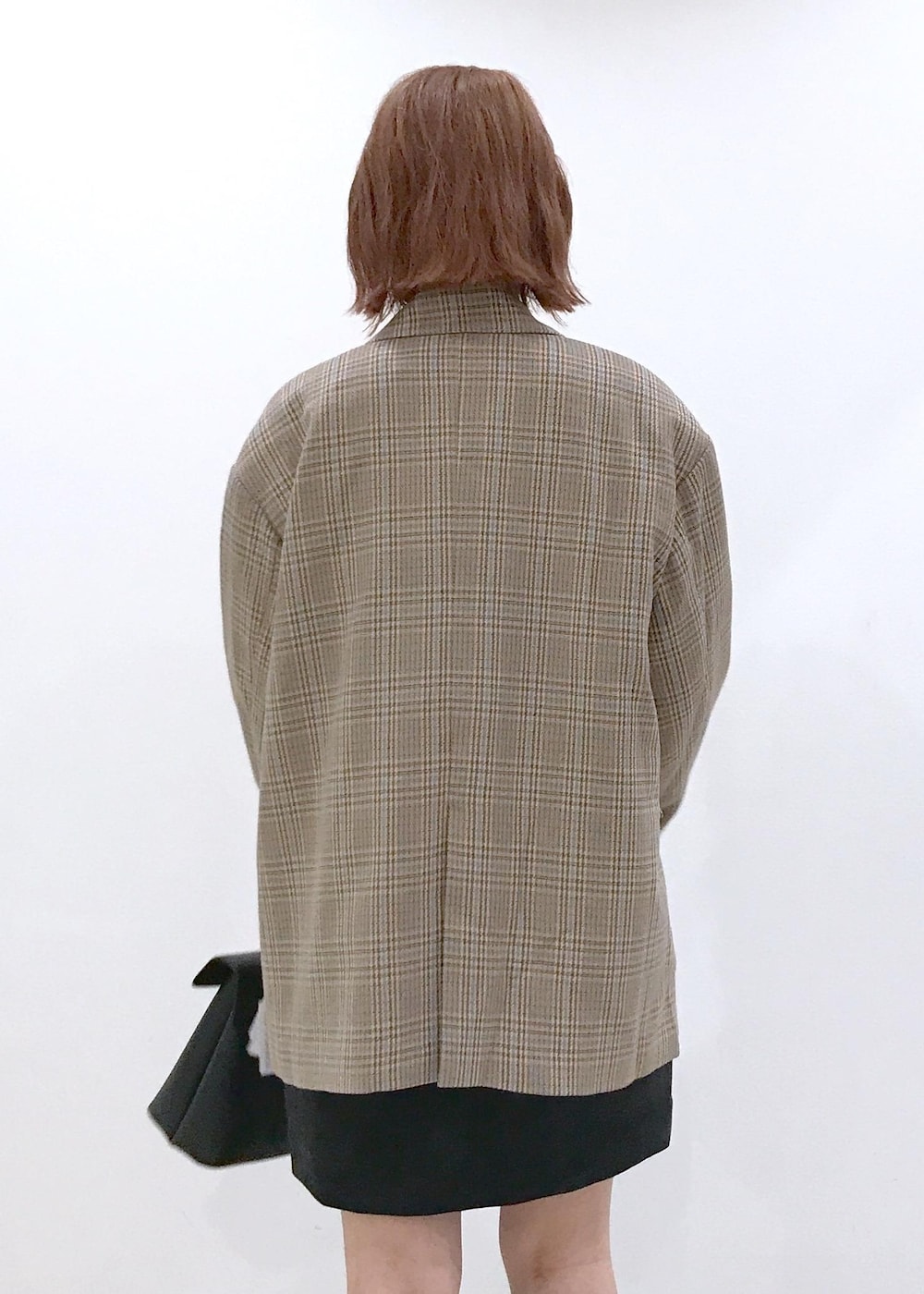 「WMトップス_pickup、W雑貨_pickup、ベージュ、長袖、ロング、ジャケット、チェック、ポケット、ボタン、ロング丈、テーラード、ダブルボタン、ブラック、膝丈、レザー」｜「Juzeのワイドロングブーツ（ブーツ、ベージュ系）」を使った、はっちゃんさん（レディース・159cm）の秋コーディネートの5枚目の写真