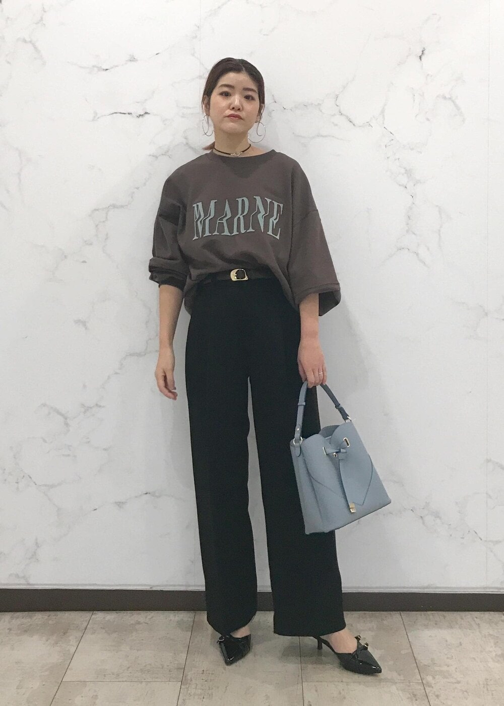 「きれいめカジュアル、スウェット、初春コーデ、秋コーデ、初冬コーデ、冬コーデ、お仕事コーデ、デートコーデ、お出かけコーデ、旅行コーデ、女子会コーデ、大人カジュアル、パンツスタイル、体型カバー、カジュアルコーデ」｜「VISのニュアンスハートチョーカー（チョーカー、ゴールド系）」を使った、はっちゃんさん（レディース・159cm）の冬コーディネートの10枚目の写真