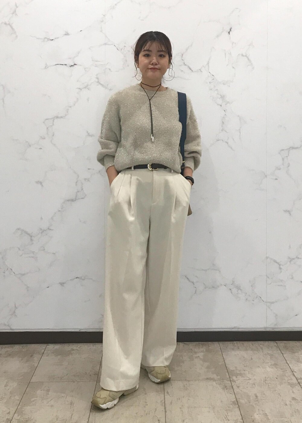 「きれいめカジュアル、ライトグレー、ベージュ、ワイドパンツ、初春コーデ、秋コーデ、初冬コーデ、冬コーデ、デートコーデ、お出かけコーデ、旅行コーデ、女子会コーデ、大人カジュアル、パンツスタイル、体型カバー」｜「VISの【新色追加/追加生産】リバーシブルハンドルワンショルダーバッグ【A4対応】（ショルダーバッグ、イエロー系）」を使った、はっちゃんさん（レディース・159cm）の冬コーディネートの8枚目の写真