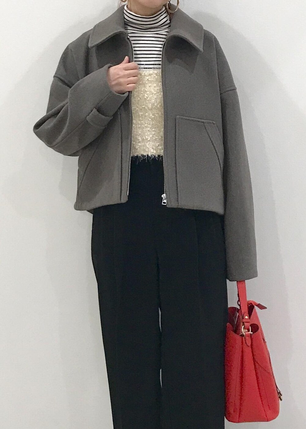 「きれいめカジュアル、ホワイト、ボーダー、ブラック、レッド、ブラウン、VIS_TIMESALE、赤、レイヤードスタイル、タートルネック、秋コーデ、初冬コーデ、冬コーデ、お仕事コーデ、デートコーデ」｜「VISのオーバルメタルフープピアス（ピアス（両耳用）、ゴールド系）」を使った、はっちゃんさん（レディース・159cm）の冬コーディネートの6枚目の写真