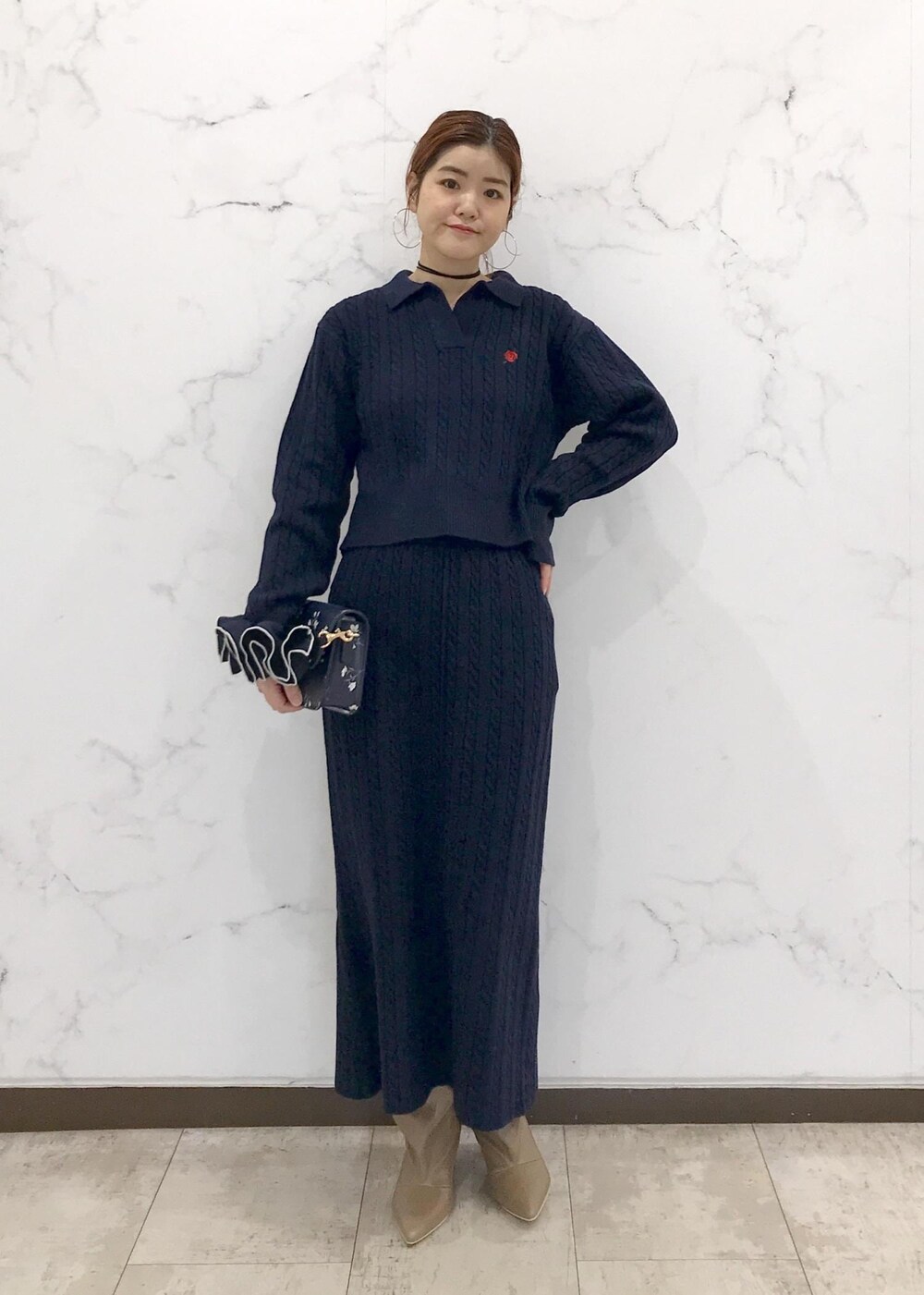 「きれいめカジュアル、ケーブルニット、花柄、ネイビー、ホワイト、ベージュ、初春コーデ、初冬コーデ、冬コーデ、お仕事コーデ、デートコーデ、お出かけコーデ、旅行コーデ、女子会コーデ、大人カジュアル」｜「VISのメタルポイントラリエット（ネックレス、シルバー系）」を使った、はっちゃんさん（レディース・159cm）の冬コーディネートの2枚目の写真