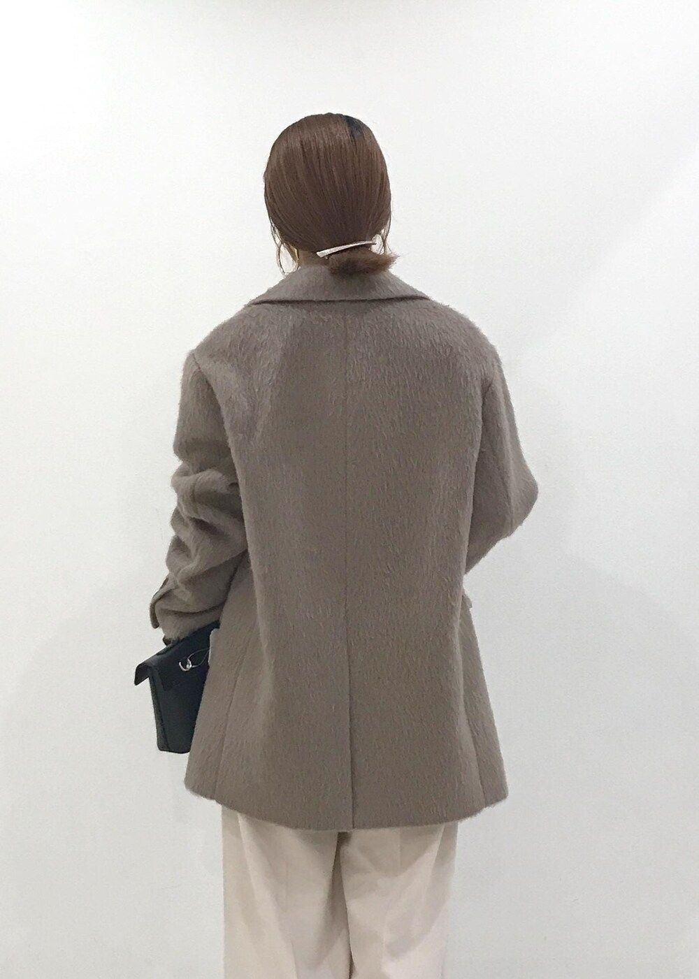 「VIS_TIMESALE、きれいめカジュアル、忘年会、ワンショル、ワイドパンツ、レオパード、ブラウンコーデ、初冬コーデ、冬コーデ、お仕事コーデ、デートコーデ、お出かけコーデ、旅行コーデ、クリスマスコーデ、お正月・初詣コーデ」｜「VISのオーバルメタルフープピアス（ピアス（両耳用）、ゴールド系）」を使った、はっちゃんさん（レディース・159cm）の冬コーディネートの8枚目の写真