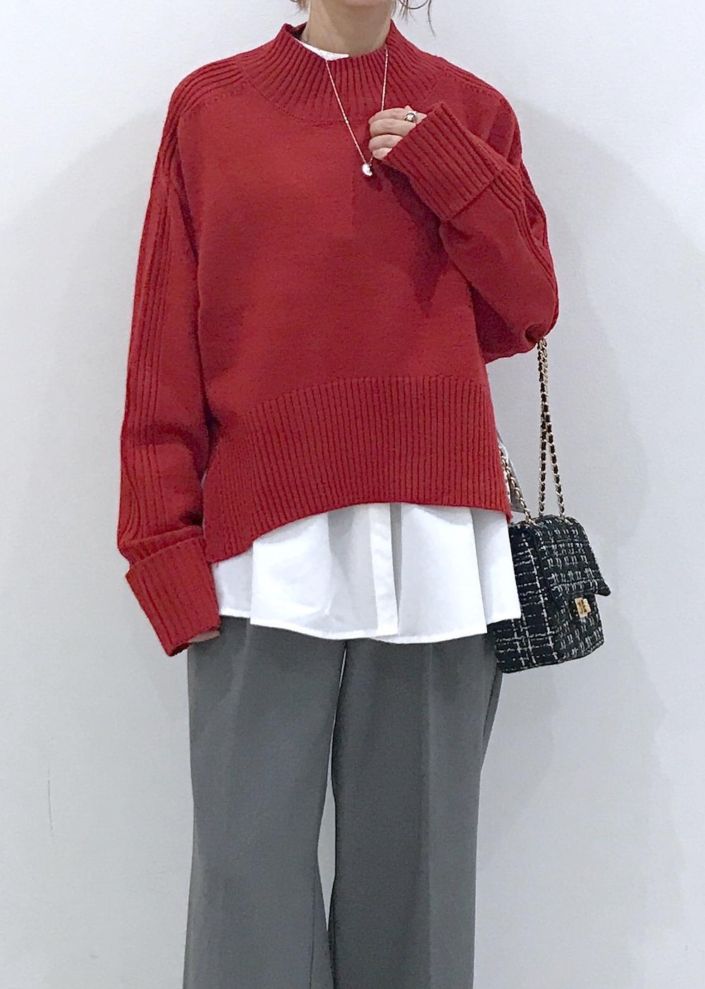 ホワイト系のブーツ、ホワイト系のシャツ/ブラウス、レッド系のニット/セーターを着用したレディースの秋コーディネートの7枚目の写真