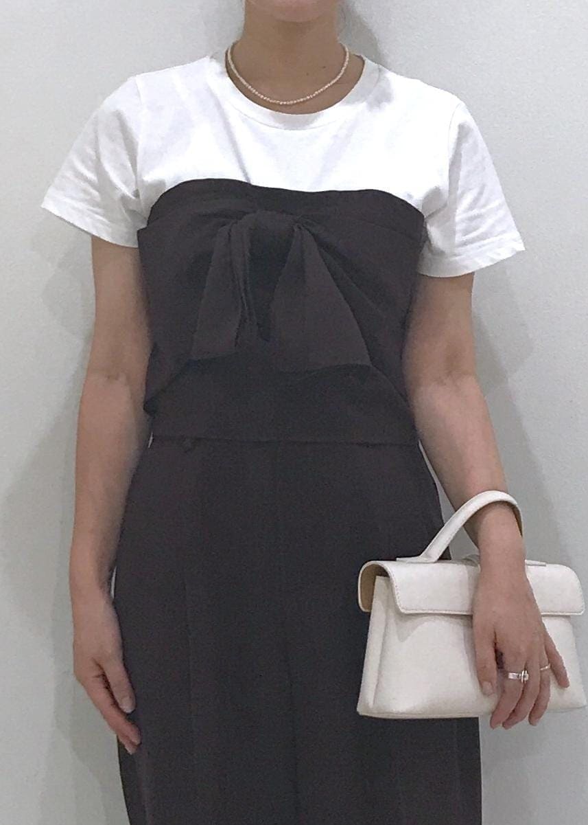 「デザインTOPS、ホワイト、ハンドバッグ、ミニ、ワンハンドル、プルオーバー、Tシャツ、半袖、クルーネック、ワイド、リボン、初夏コーデ、夏コーデ、お仕事コーデ、デートコーデ」｜「VISの【ご好評につき追加生産】【2WAY】ひねり金具ワンハンドルミニショルダーバッグ（ショルダーバッグ、ホワイト系）」を使った、はっちゃんさん（レディース・159cm）の夏コーディネートの4枚目の写真