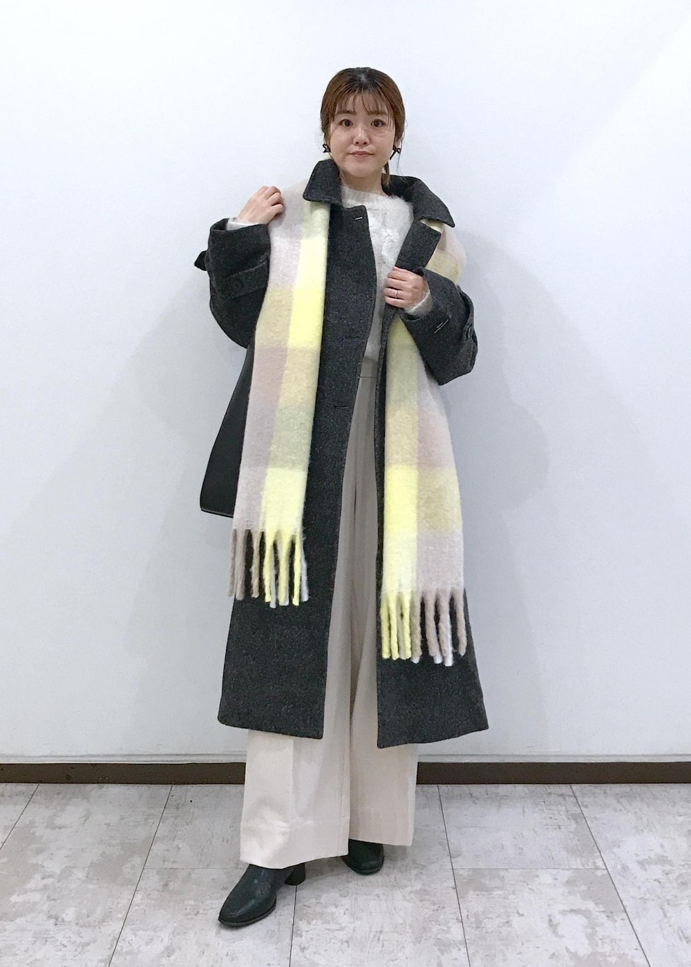 「初冬コーデ、冬コーデ、お仕事コーデ、就活コーデ、デートコーデ、お出かけコーデ、旅行コーデ、女子会コーデ、大人カジュアル、パンツスタイル、体型カバー、カジュアルコーデ、フェミニンコーデ、シンプルコーデ、きれいめコーデ」｜「VISのビーズリボンピアス（ピアス（両耳用）、ブラック系）」を使った、はっちゃんさん（レディース・159cm）の秋コーディネートの5枚目の写真