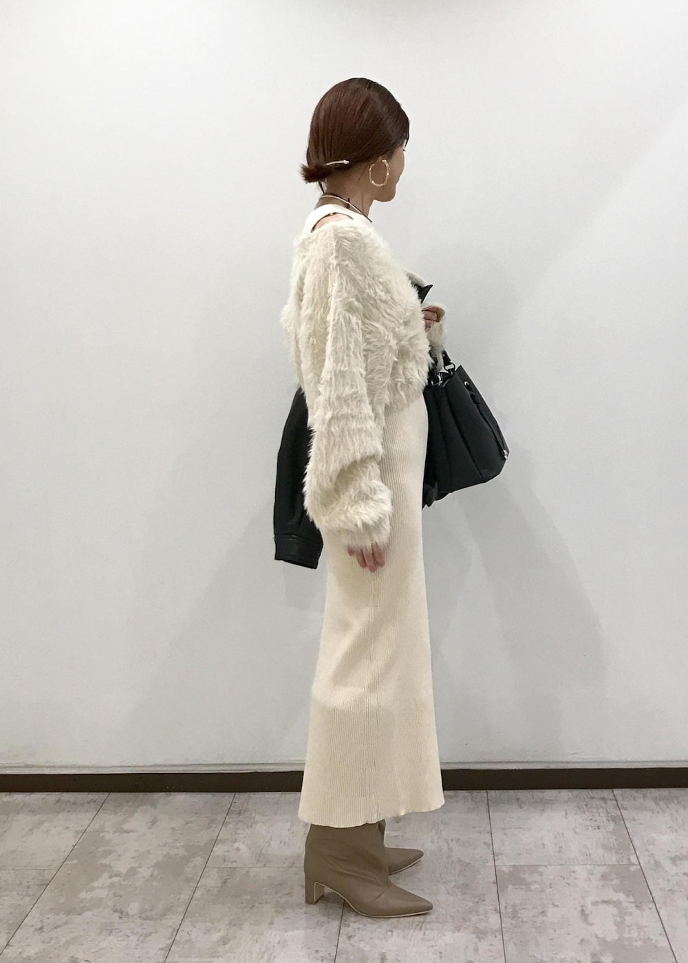 「ホワイトコーデ、忘年会、ニットワンピース、ロングブーツ、パール、ピアス、ホワイト、ブラック、ベージュ、ゴールド、初冬コーデ、冬コーデ、デートコーデ、お出かけコーデ、旅行コーデ」｜「VISのオーバルメタルフープピアス（ピアス（両耳用）、ゴールド系）」を使った、はっちゃんさん（レディース・159cm）の冬コーディネートの4枚目の写真