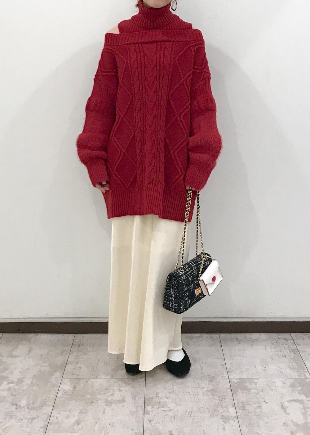 「ニットワンピース、タートルネック、ロングスカート、チェーンバッグ、ハートカットバッグ、ニット、秋コーデ、初冬コーデ、冬コーデ、デートコーデ、お出かけコーデ、旅行コーデ、クリスマスコーデ、お正月・初詣コーデ、女子会コーデ」｜「VISのオーバルメタルフープピアス（ピアス（両耳用）、ゴールド系）」を使った、はっちゃんさん（レディース・159cm）の秋コーディネートの8枚目の写真