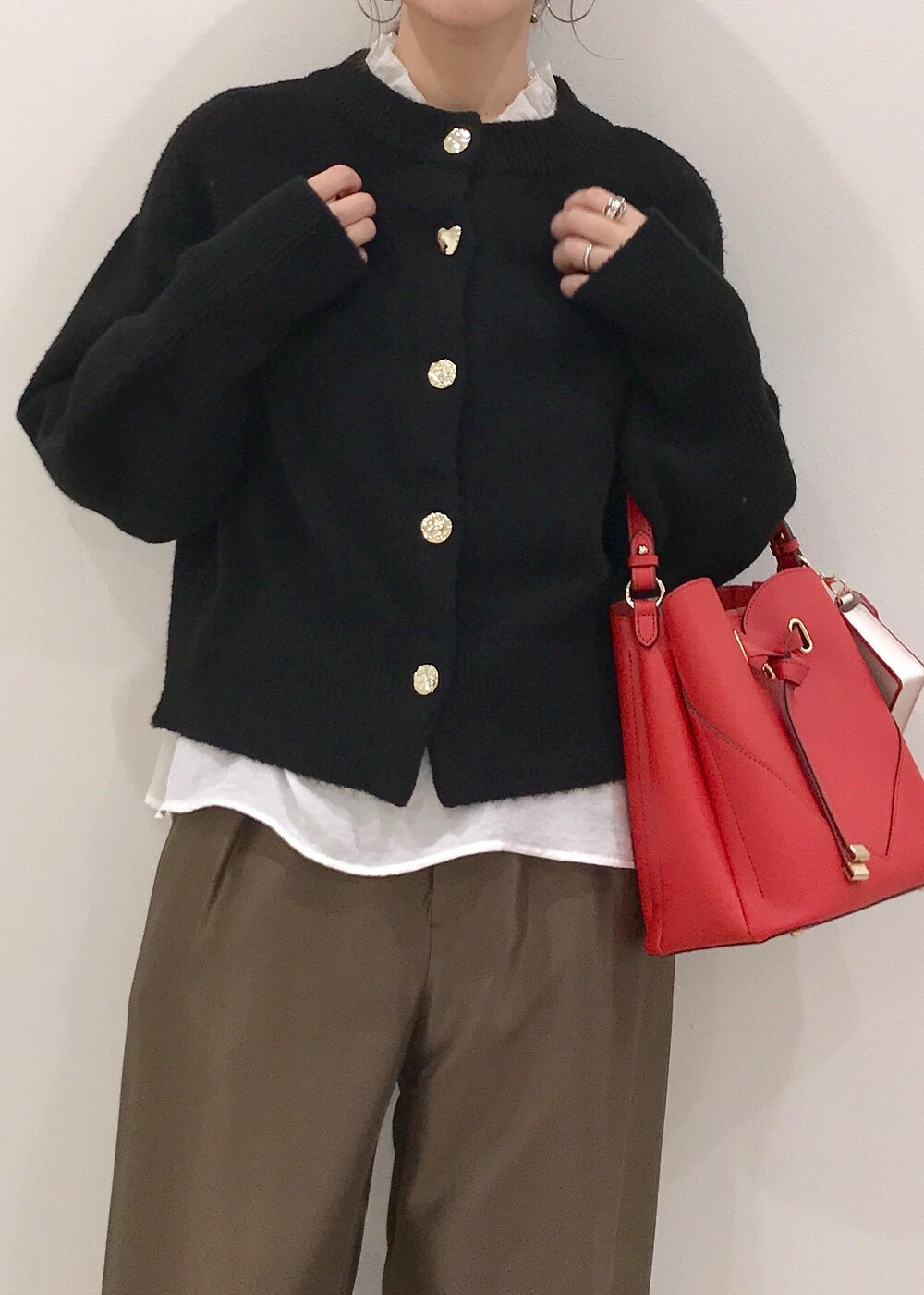 「きれいめカジュアル、ニット、ボウタイ、ワイドパンツ、ハートバッグ、ショートブーツ、ブラック、ホワイト、ブラウン、レッド、秋コーデ、初冬コーデ、冬コーデ、お仕事コーデ、授業参観日コーデ」｜「Juzeのストレッチヒールショートブーツ（ブーツ、ブラック系）」を使った、はっちゃんさん（レディース・159cm）の冬コーディネートの9枚目の写真