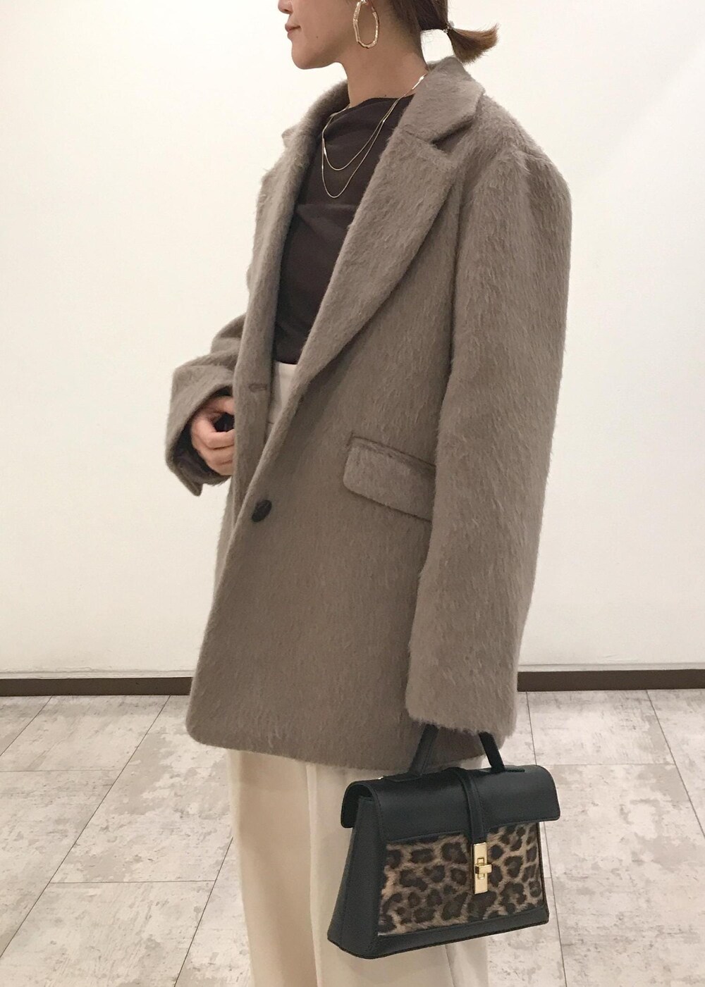「VIS_TIMESALE、きれいめカジュアル、忘年会、ワンショル、ワイドパンツ、レオパード、ブラウンコーデ、初冬コーデ、冬コーデ、お仕事コーデ、デートコーデ、お出かけコーデ、旅行コーデ、クリスマスコーデ、お正月・初詣コーデ」｜「VISのオーバルメタルフープピアス（ピアス（両耳用）、ゴールド系）」を使った、はっちゃんさん（レディース・159cm）の冬コーディネートの5枚目の写真
