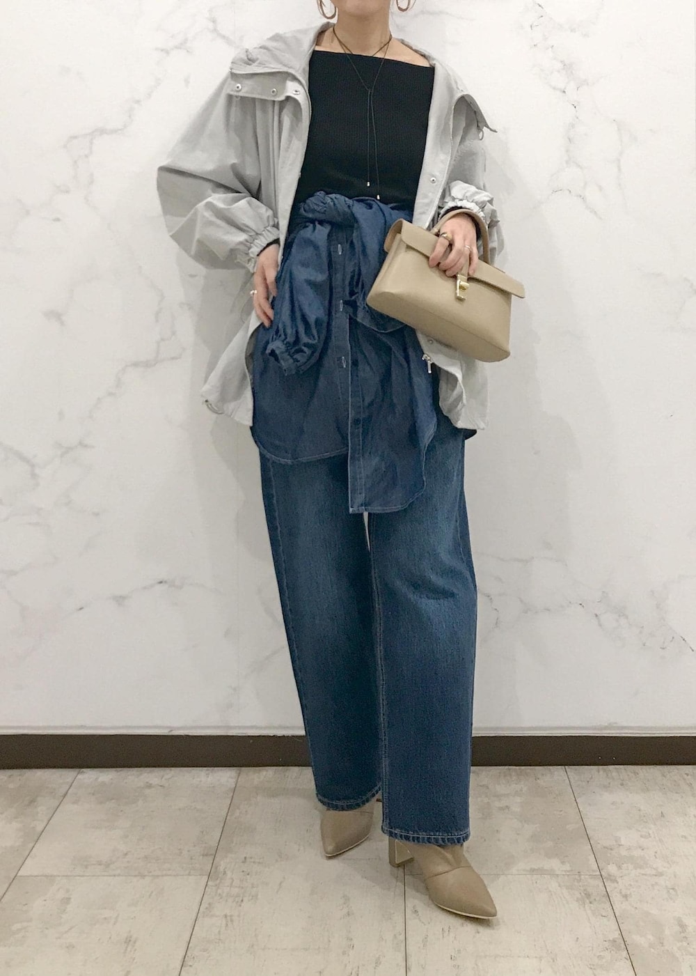 「きれいめカジュアル、デニムコーデ、マンパ、腰巻き、初春コーデ、春コーデ、デートコーデ、お出かけコーデ、旅行コーデ、女子会コーデ、大人カジュアル、レイヤード、パンツスタイル、カジュアルコーデ、VIS」｜「VISのオーバルメタルフープピアス（ピアス（両耳用）、ゴールド系）」を使った、はっちゃんさん（レディース・159cm）の春コーディネートの8枚目の写真