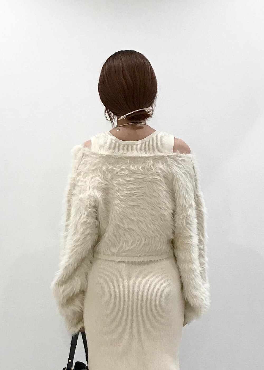 「ホワイトコーデ、忘年会、ニットワンピース、ロングブーツ、パール、ピアス、ホワイト、ブラック、ベージュ、ゴールド、初冬コーデ、冬コーデ、デートコーデ、お出かけコーデ、旅行コーデ」｜「VISのオーバルメタルフープピアス（ピアス（両耳用）、ゴールド系）」を使った、はっちゃんさん（レディース・159cm）の冬コーディネートの7枚目の写真