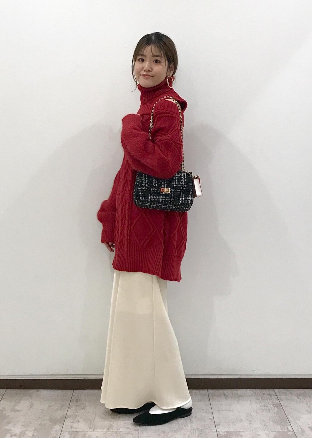 「ニットワンピース、タートルネック、ロングスカート、チェーンバッグ、ハートカットバッグ、ニット、秋コーデ、初冬コーデ、冬コーデ、デートコーデ、お出かけコーデ、旅行コーデ、クリスマスコーデ、お正月・初詣コーデ、女子会コーデ」｜「VISのオーバルメタルフープピアス（ピアス（両耳用）、ゴールド系）」を使った、はっちゃんさん（レディース・159cm）の秋コーディネートの6枚目の写真