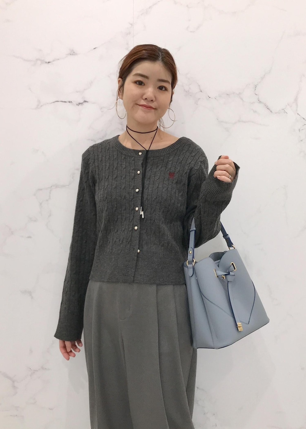 「きれいめカジュアル、ケーブルニット、冬アウター、ワイドパンツ、グレー、ブルー、ベージュ、ブラック、Wcoat_pickup、Wshoes_pickup、初春コーデ、初冬コーデ、冬コーデ、お仕事コーデ、授業参観日コーデ」｜「VISのメタルポイントラリエット（ネックレス、シルバー系）」を使った、はっちゃんさん（レディース・159cm）の冬コーディネートの10枚目の写真