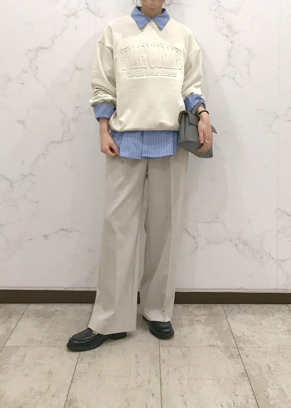 「スウェットコーデ、プレッピー、初春コーデ、春コーデ、デートコーデ、お出かけコーデ、旅行コーデ、女子会コーデ、大人カジュアル、パンツスタイル、体型カバー、カジュアルコーデ、VIS、ウェーブ、イエベ秋」｜「VISの【新色追加】ひねり金具ワンハンドルミニショルダーバッグ【2WAY（ショルダーバッグ、グレー系）」を使った、はっちゃんさん（レディース・159cm）の春コーディネートの6枚目の写真