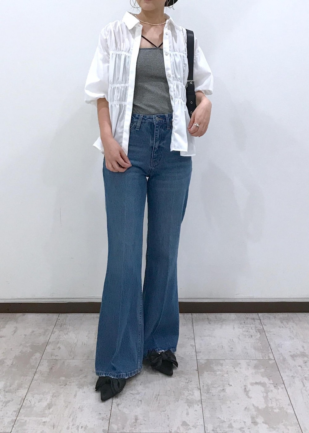 「アンサンブル、VIS、ウェーブ、ブルべ冬、低身長、トップス、シャツ/ブラウス、パンツ、デニムパンツ、ヘアアクセサリー、シュシュ、BVH54050、BVK54010、BVS74500、BVZ44100」｜「CIMARRONの【CIMARRON】VIS別注フレアデニム（デニムパンツ、ブルー系）」を使った、はっちゃんさん（レディース・159cm）の夏コーディネートの6枚目の写真