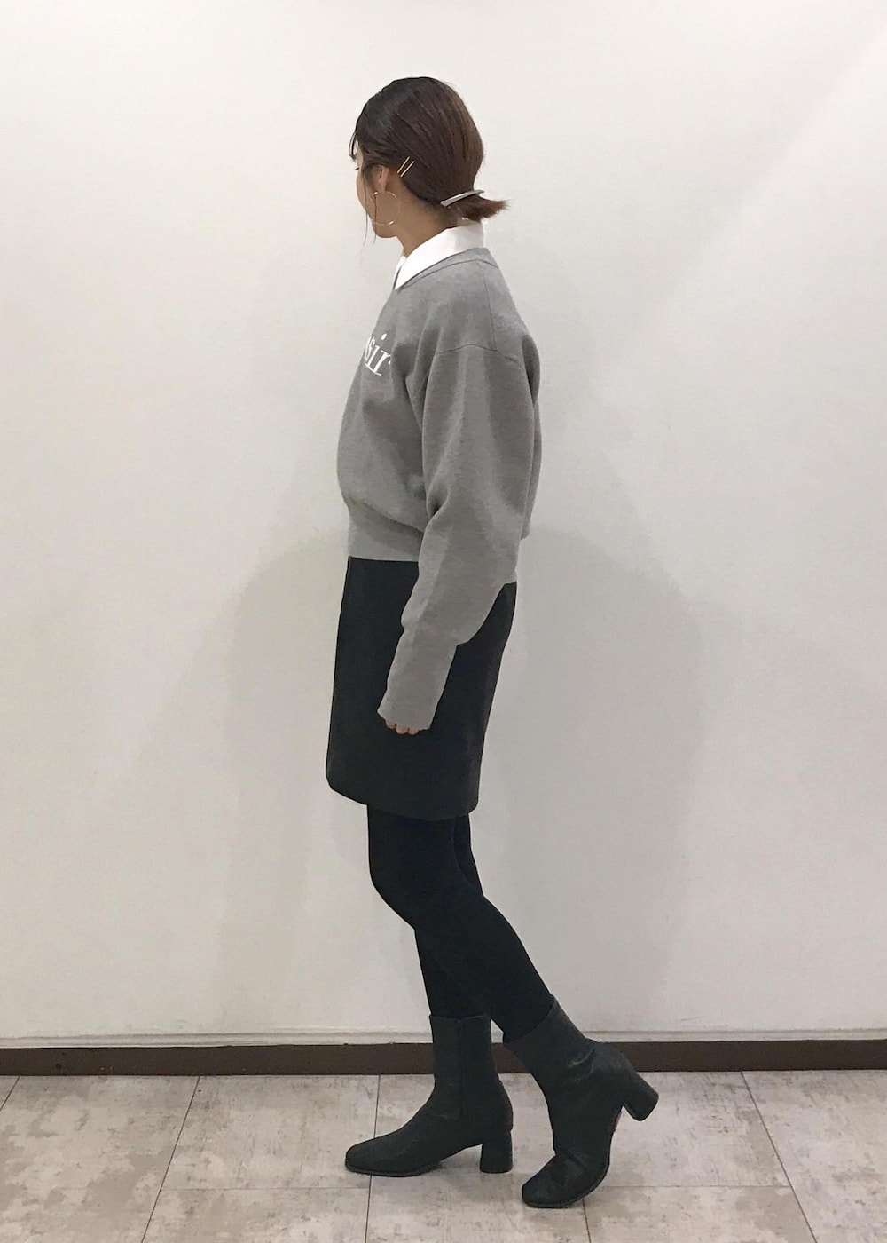 「ロゴニット、ニット、ロゴ、シャツ、シャーリング、ミニスカート、ミニスカ、ワンハンドルバッグ、ワンハンドル、ショートブーツ、グレー、ホワイト、ブラック、モノトーン、初秋コーデ」｜「VISのヴィンテージライク合皮ミニスカート（スカート、ブラック系）」を使った、はっちゃんさん（レディース・159cm）の秋コーディネートの2枚目の写真