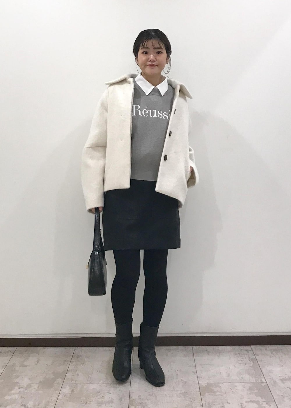 「コート、ショートコート、ロゴニット、ニット、ロゴ、シャーリングシャツ、ミニスカート、ワンハンドルバッグ、ショートブーツ、レイヤードコーデ、秋コーデ、初冬コーデ、冬コーデ、お仕事コーデ、デートコーデ」｜「Juzeのストレッチヒールショートブーツ（ブーツ、ブラック系）」を使った、はっちゃんさん（レディース・159cm）の冬コーディネートの7枚目の写真
