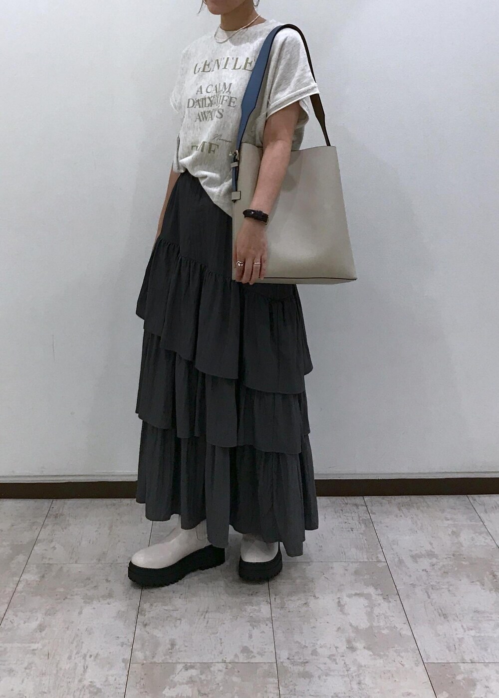 「厚底、ロゴ、プリント、無地、ベージュ、トートバッグ、プルオーバー、クルーネック、ロング、ティアード、ティアードスカート、初秋コーデ、秋コーデ、デートコーデ、お出かけコーデ」｜「VISの【新色追加/追加生産】リバーシブルハンドルワンショルダーバッグ【A4対応】（ショルダーバッグ、ベージュ系）」を使った、はっちゃんさん（レディース・159cm）の夏コーディネートの5枚目の写真