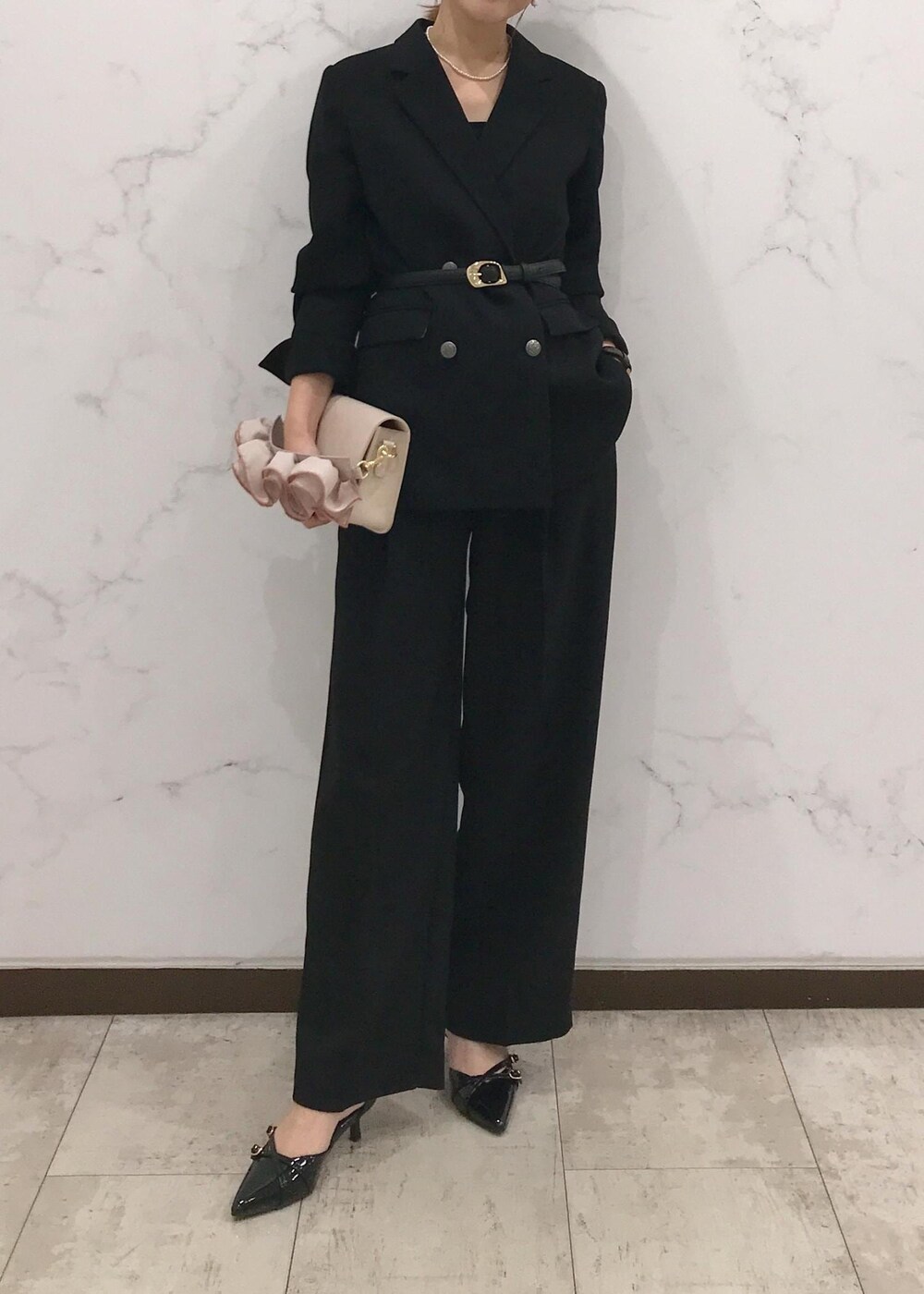 「ハレの日、ブラック、初春コーデ、初冬コーデ、冬コーデ、お仕事コーデ、就活コーデ、セレモニーコーデ、卒業式コーデ、卒園式コーデ、入学式コーデ、入園式コーデ、パンツスタイル、体型カバー、セレモニー」｜「VISのビジュー×淡水パールイヤリング（イヤリング、シルバー系）」を使った、はっちゃんさん（レディース・159cm）の冬コーディネートの6枚目の写真