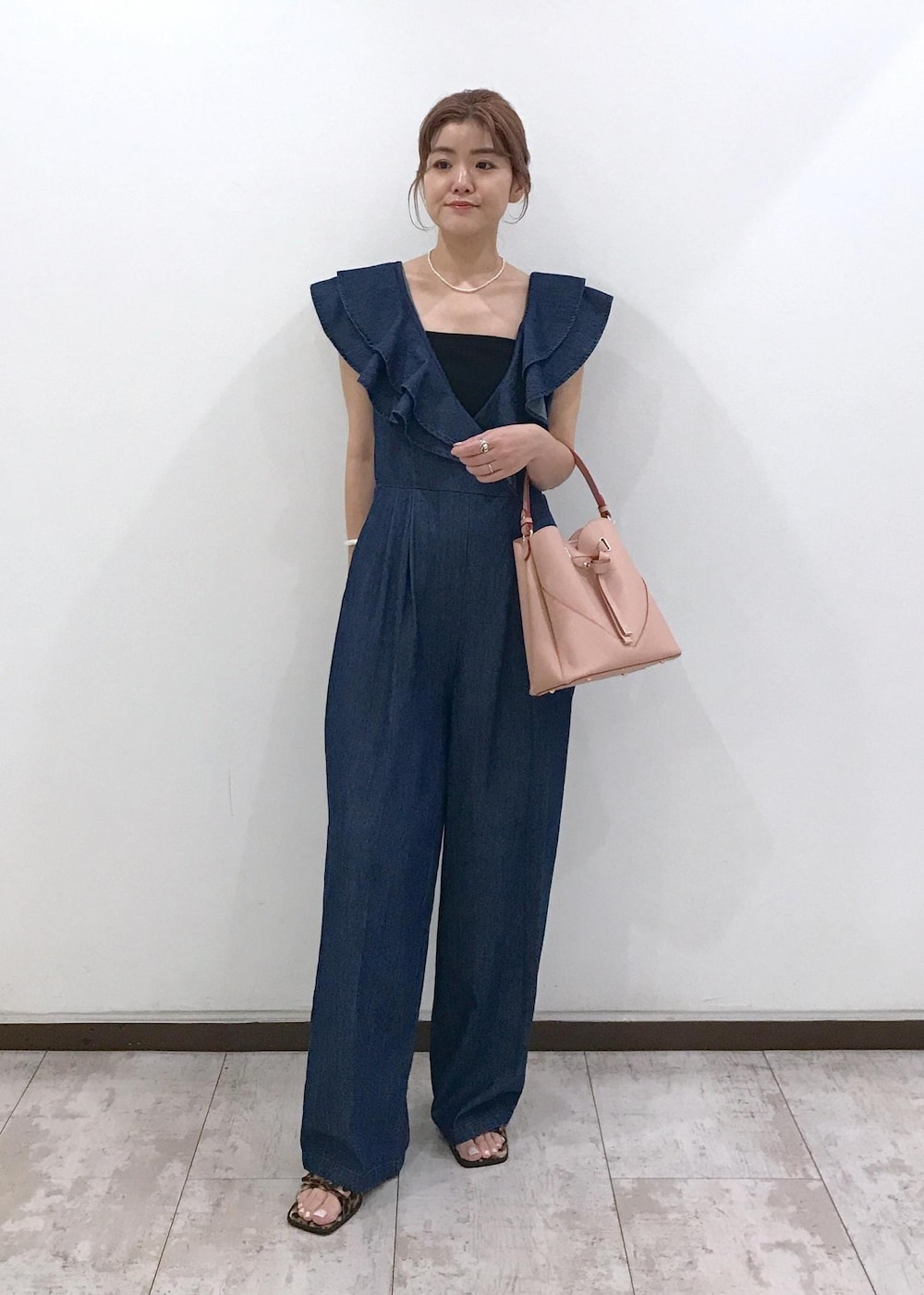 「ハートバッグ、ワンハンドル、フラットサンダル、リボンサンダル、レオパード、ショルダーバッグ、ピンク、デニム、ネイビー、ワイド、オールインワン、サロペット、ブラック、夏コーデ、初秋コーデ」｜「Juzeのダブルサテンリボンサンダル（サンダル、その他）」を使った、はっちゃんさん（レディース・159cm）の夏コーディネートの8枚目の写真