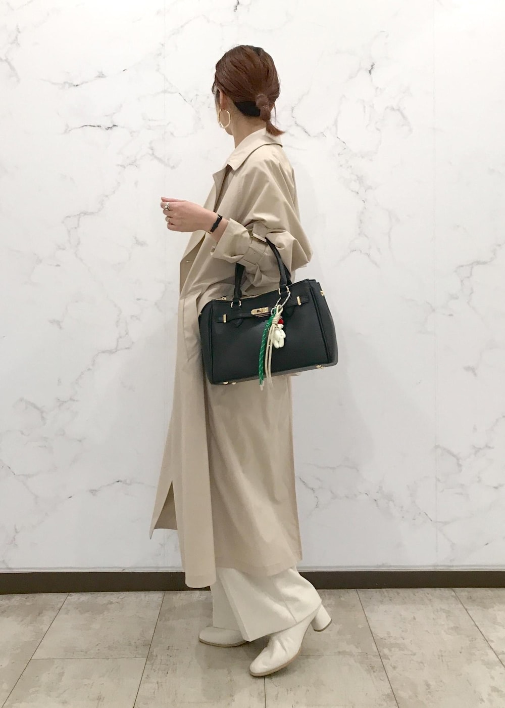 「きれいめカジュアル、トレンチ、初春コーデ、春コーデ、お仕事コーデ、授業参観日コーデ、デートコーデ、お出かけコーデ、旅行コーデ、女子会コーデ、大人カジュアル、パンツスタイル、体型カバー、カジュアルコーデ、きれいめコーデ」｜「VISのオーバルメタルフープピアス（ピアス（両耳用）、ゴールド系）」を使った、はっちゃんさん（レディース・159cm）の冬コーディネートの3枚目の写真