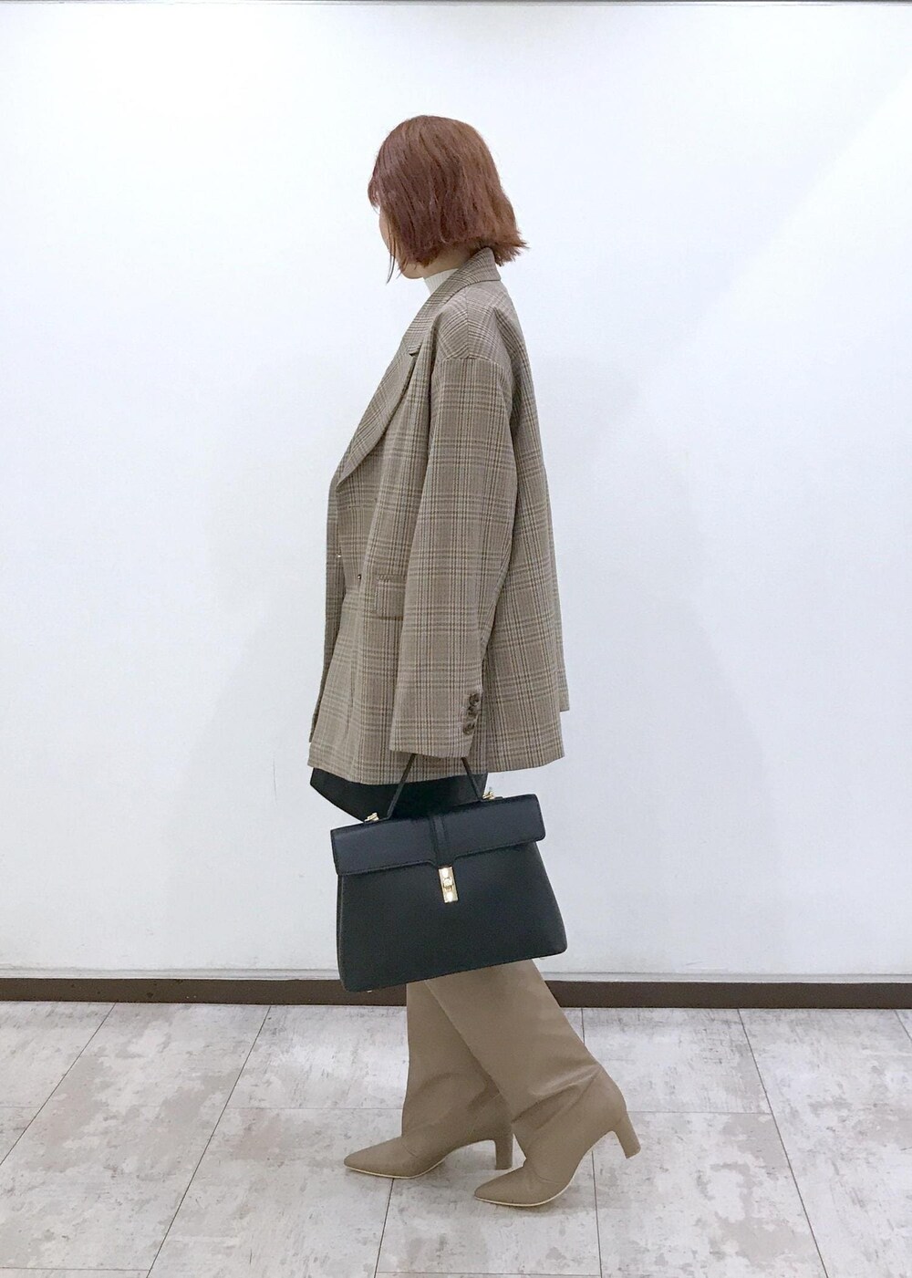 「WMトップス_pickup、W雑貨_pickup、ベージュ、長袖、ロング、ジャケット、チェック、ポケット、ボタン、ロング丈、テーラード、ダブルボタン、ブラック、膝丈、レザー」｜「Juzeのワイドロングブーツ（ブーツ、ベージュ系）」を使った、はっちゃんさん（レディース・159cm）の秋コーディネートの3枚目の写真