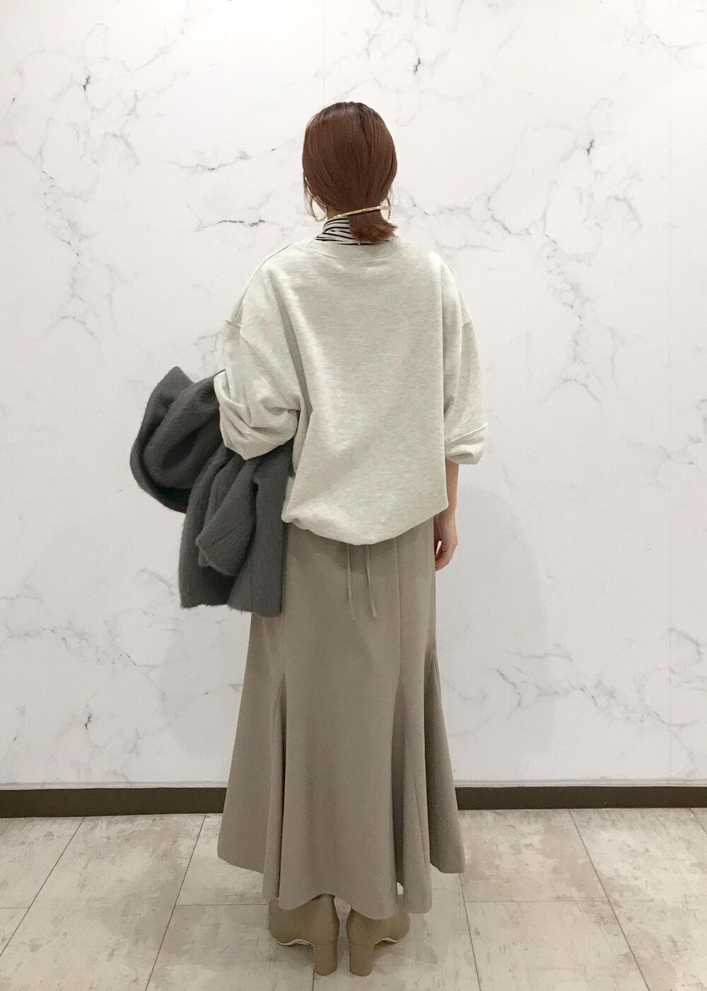 「キナリ、ボーダー、ベージュ、グレー、ホワイト、バッグチャーム、ワンハンドルバッグ、ハイネック、タートルネック、きれいめカジュアル、マーメイドスカート、25_2w_MD_pickup、初春コーデ、初冬コーデ、冬コーデ」｜「VISのオーバルメタルフープピアス（ピアス（両耳用）、ゴールド系）」を使った、はっちゃんさん（レディース・159cm）の冬コーディネートの3枚目の写真