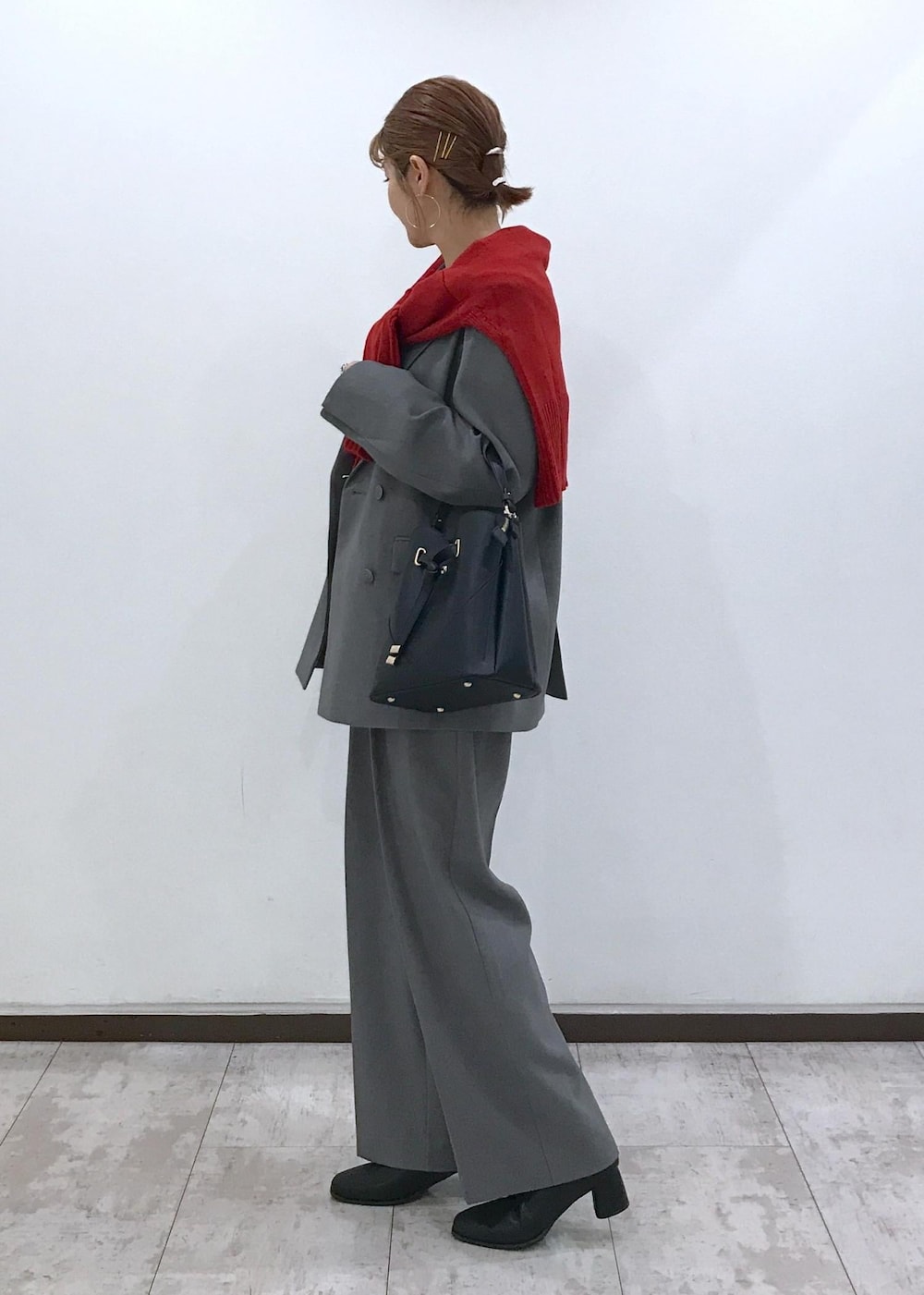 「グレー、ジャケット、ワイドパンツ、センタープレス、レッド、ニット、サイドスリット、ビスチェ、ブラック、ハートバッグ、ショートブーツ、ヒール、リボン、初秋コーデ、秋コーデ」｜「Juzeのストレッチヒールショートブーツ（ブーツ、ブラック系）」を使った、はっちゃんさん（レディース・159cm）の秋コーディネートの2枚目の写真